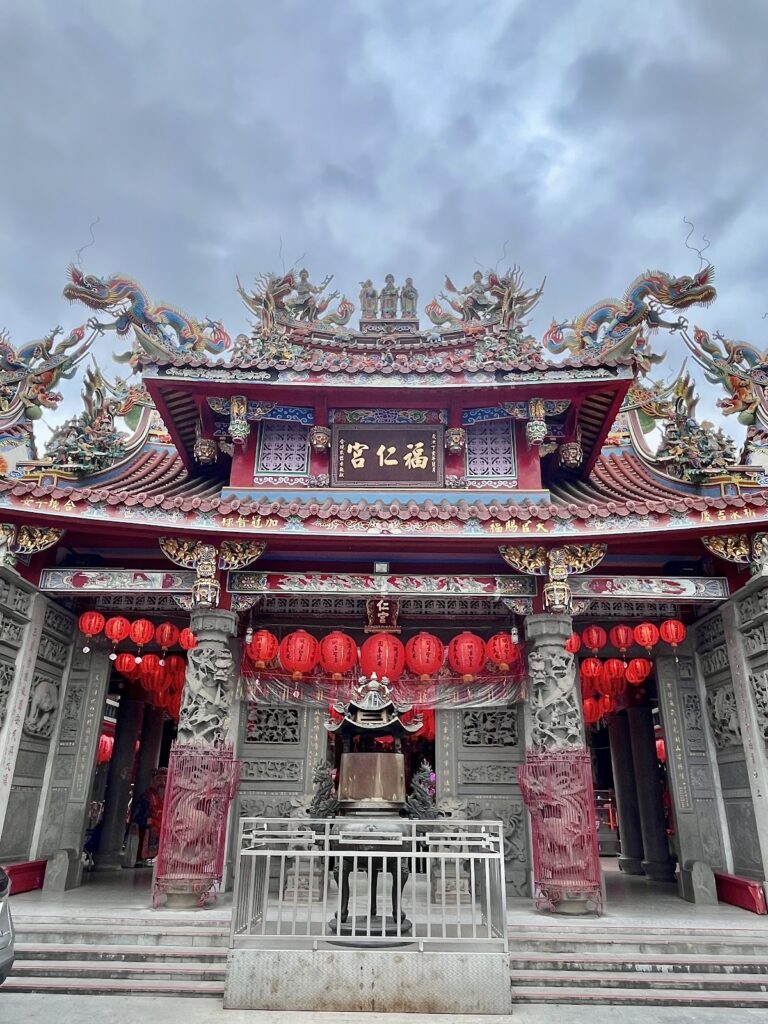 大溪福仁宮廟埕正殿全景,紅燈籠高掛龍柱石雕
