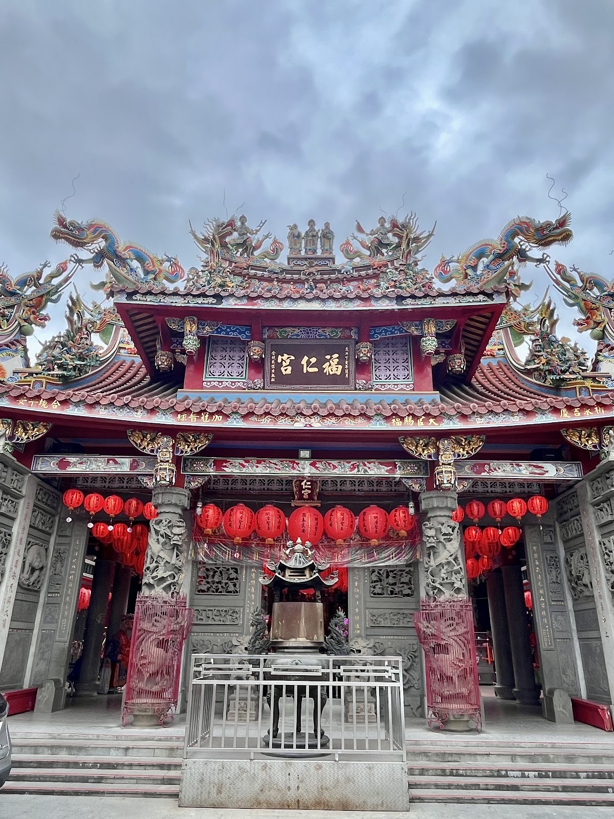 大溪福仁宮廟埕正殿全景，紅燈籠高掛龍柱石雕