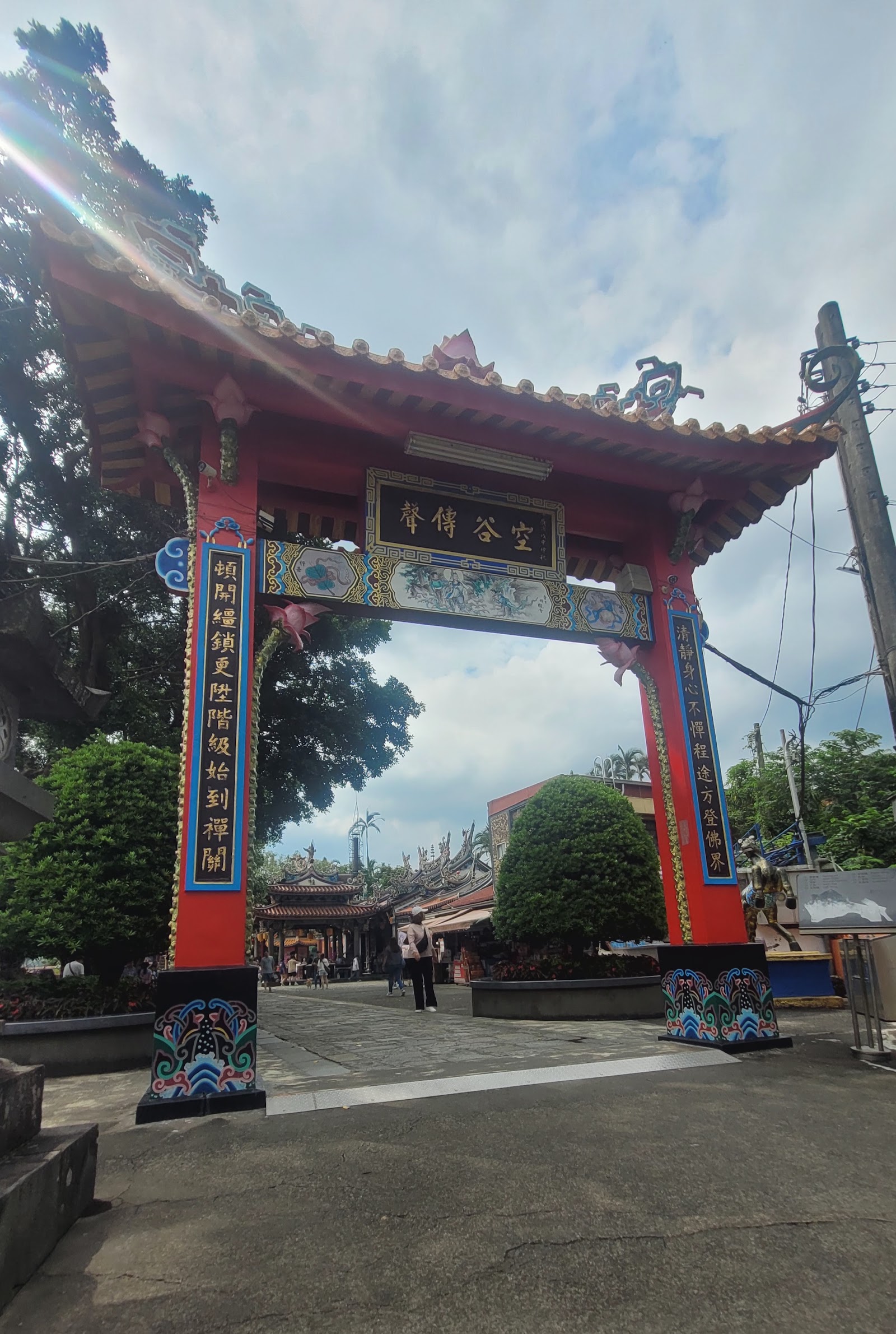 紅色「蓮座古寺」牌樓矗立山腳,百步雲梯拾階而上通往全台罕見五門單殿式廟宇