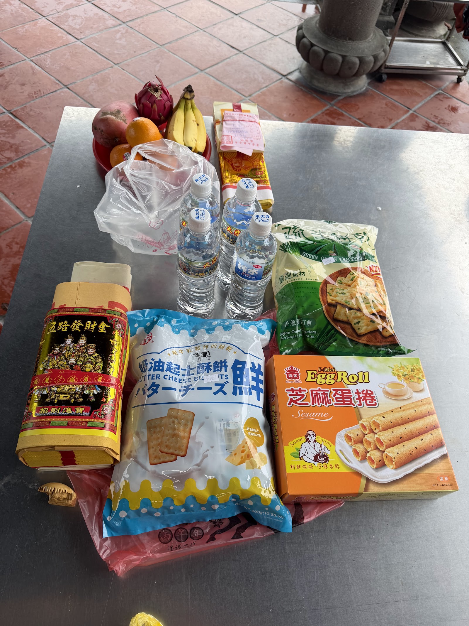信眾準備的供品擺滿供桌,初一十五香火鼎盛