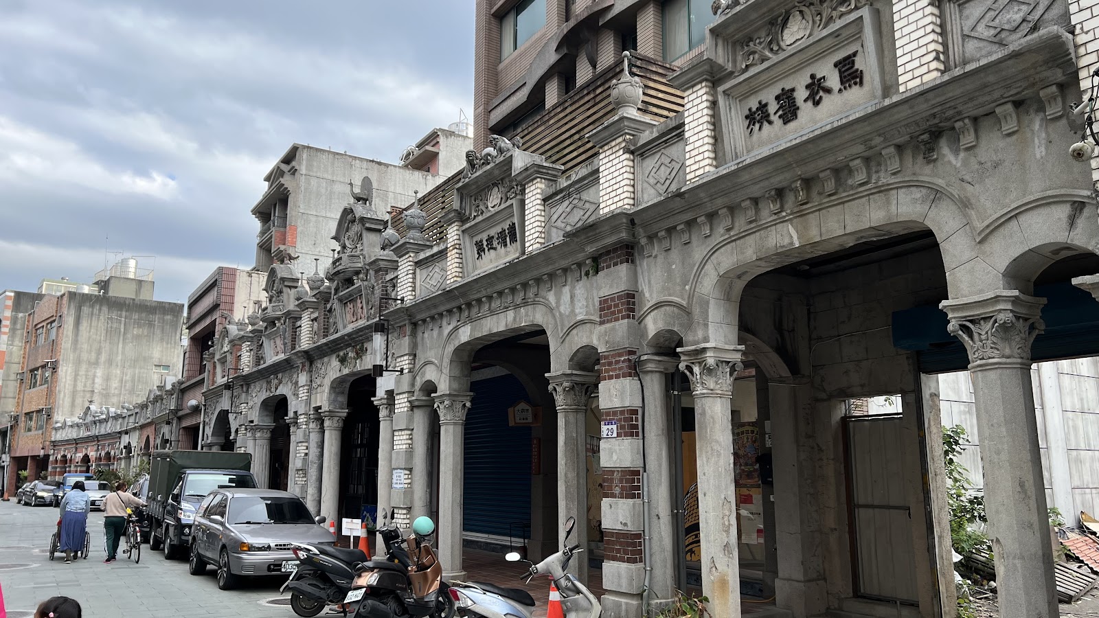 巴洛克風格街屋林立,比熱鬧的大溪老街更顯安靜的新南老街