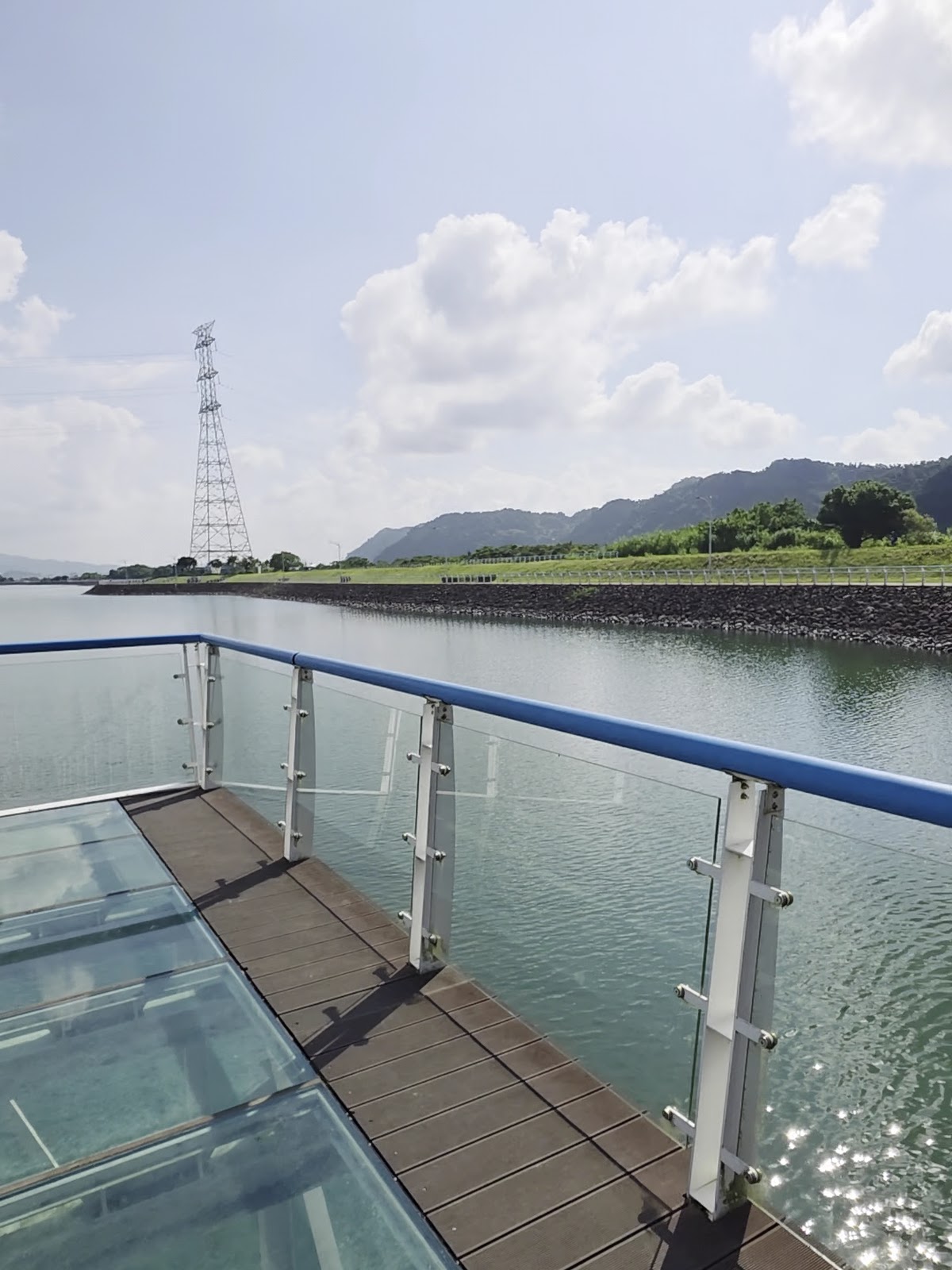 透明強化玻璃天空步道,腳下就是湛藍池水,神似動畫水景爆紅打卡