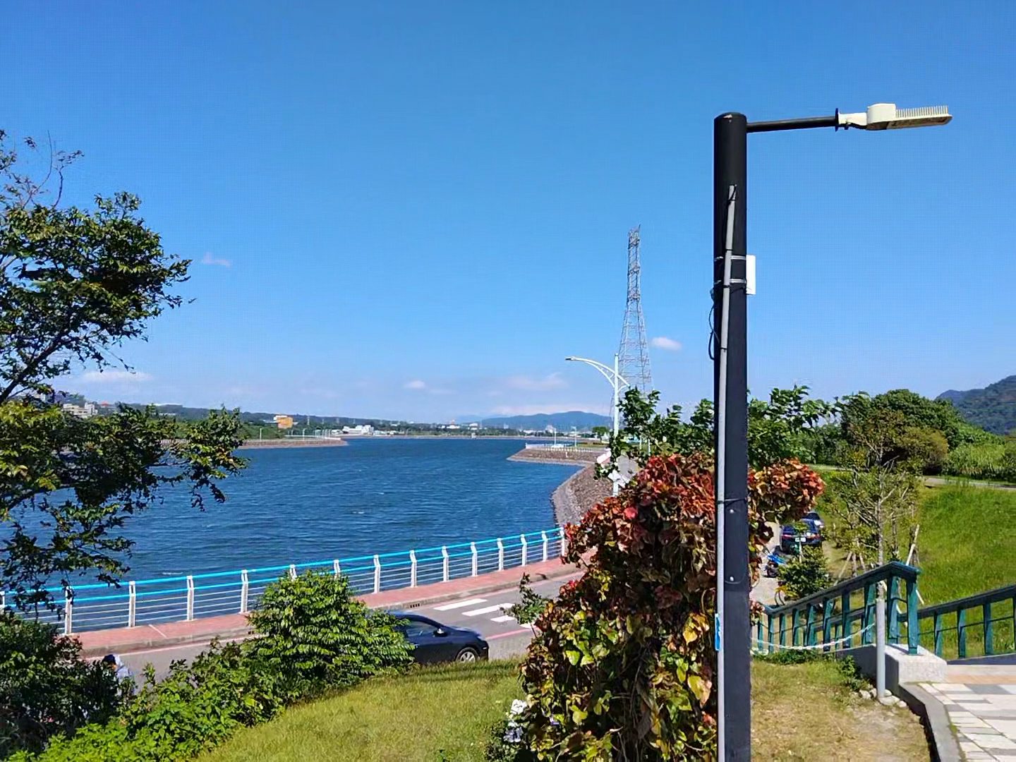 中庄調整池湖面波光粼粼,遠眺湖口林口層疊山巒