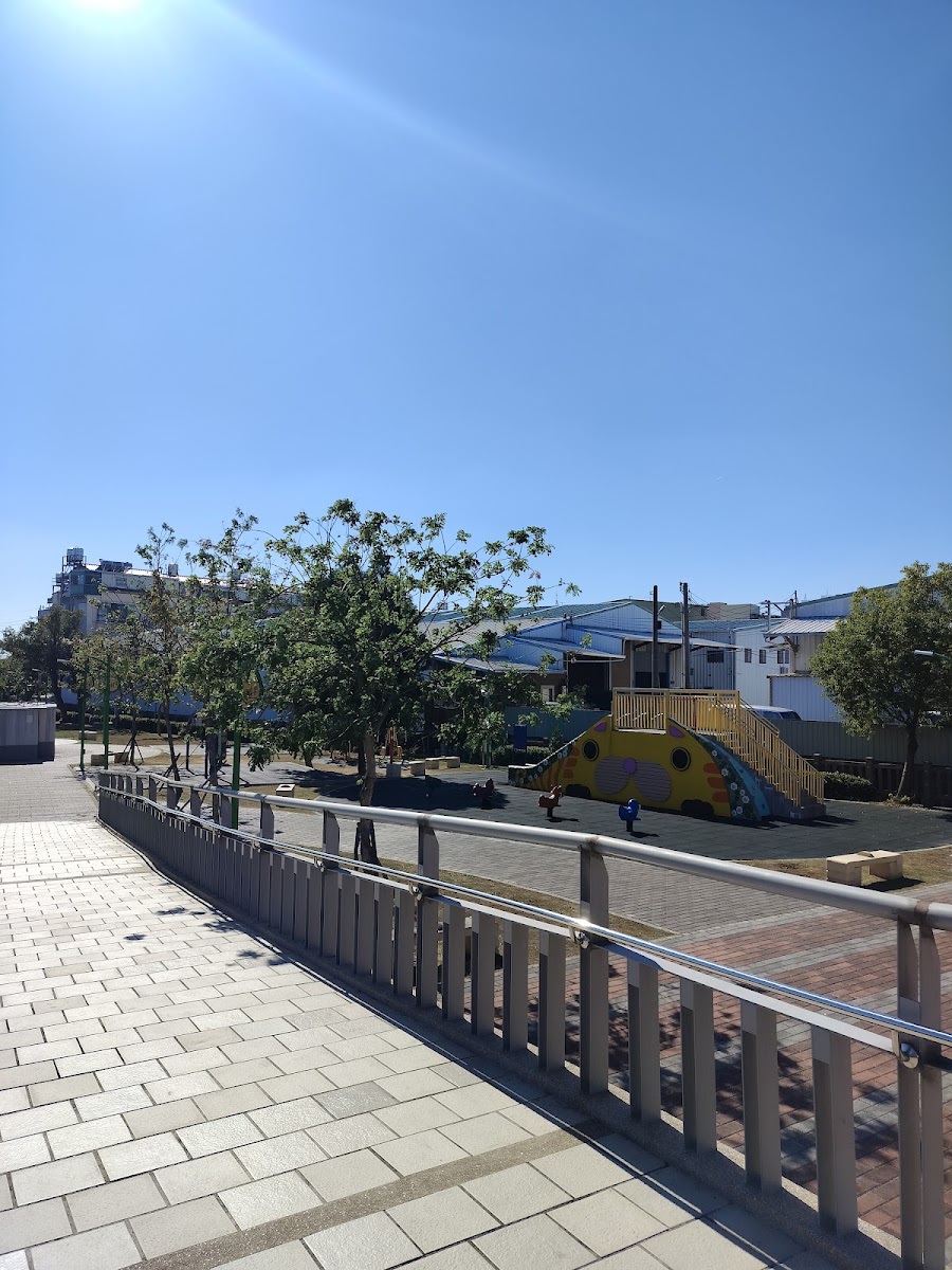 十四張圳水岸公園貓咪造型遊具與木棧道