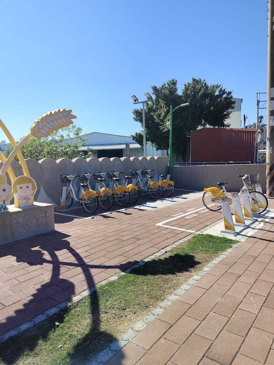 十四張圳水岸公園麥穗裝置藝術與YouBike站