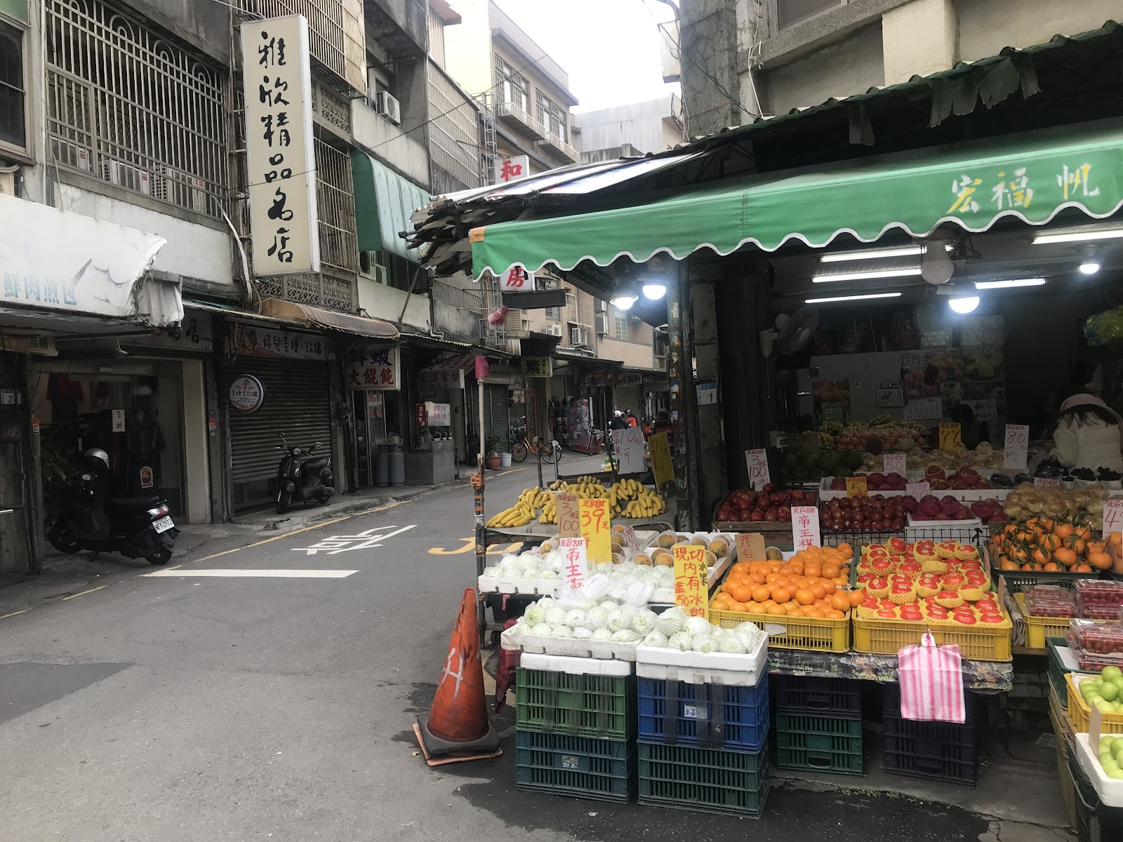 大園公有零售市場外圍街角水果攤香蕉橘子蓮霧