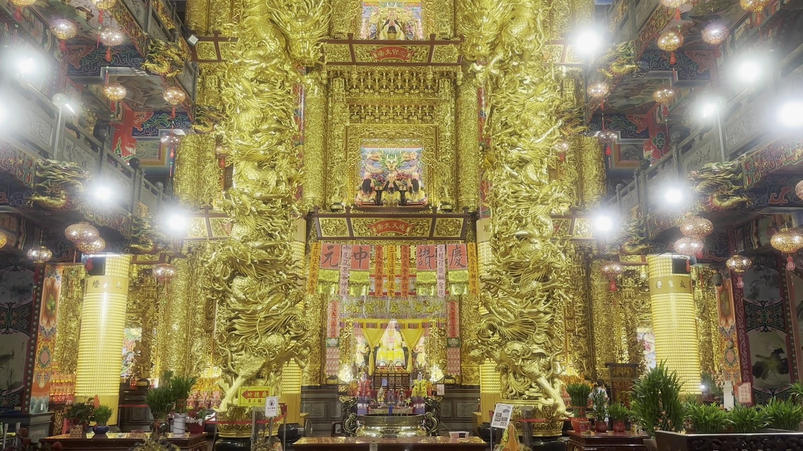 大園仁壽宮正殿金碧輝煌全景雕龍柱中元普渡