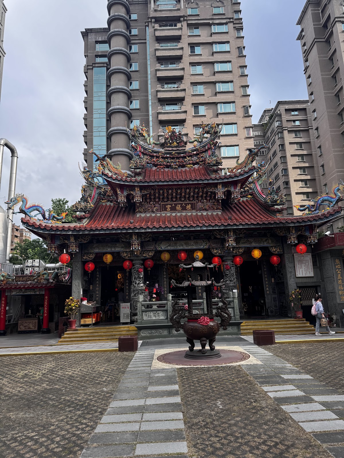 大直植福宮廟埕正面含香爐與高樓背景