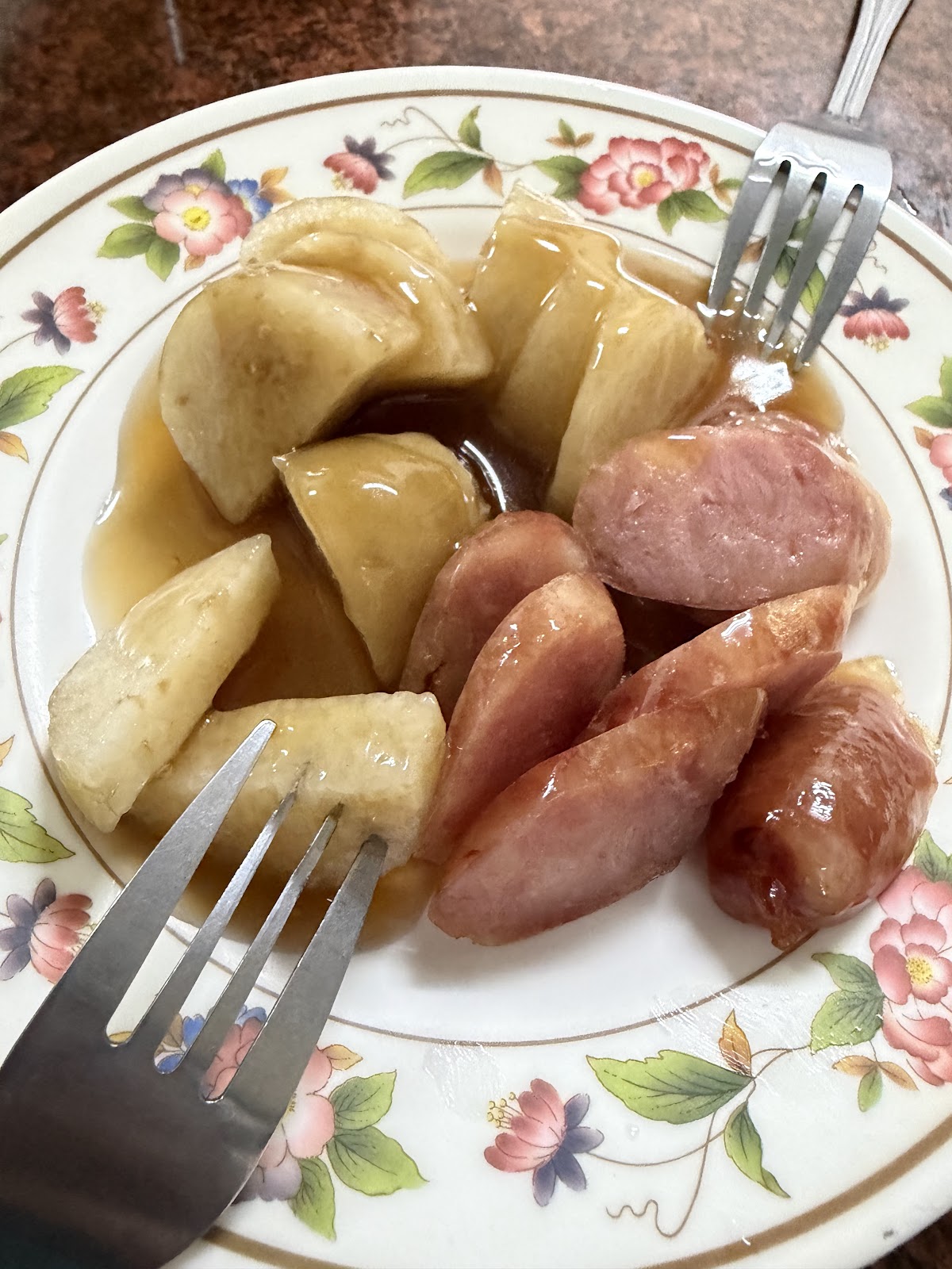 東港蔡沙蝦肉丸的糯米腸與香腸切盤