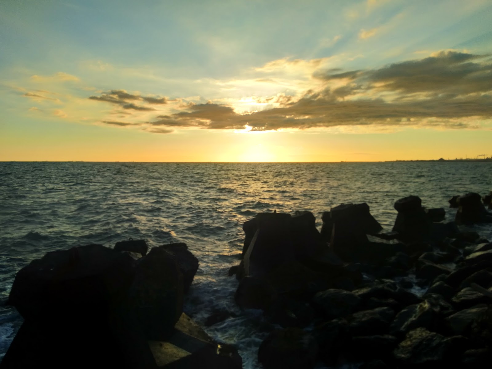 屏東東港鎮海公園消波塊海堤夕陽景色