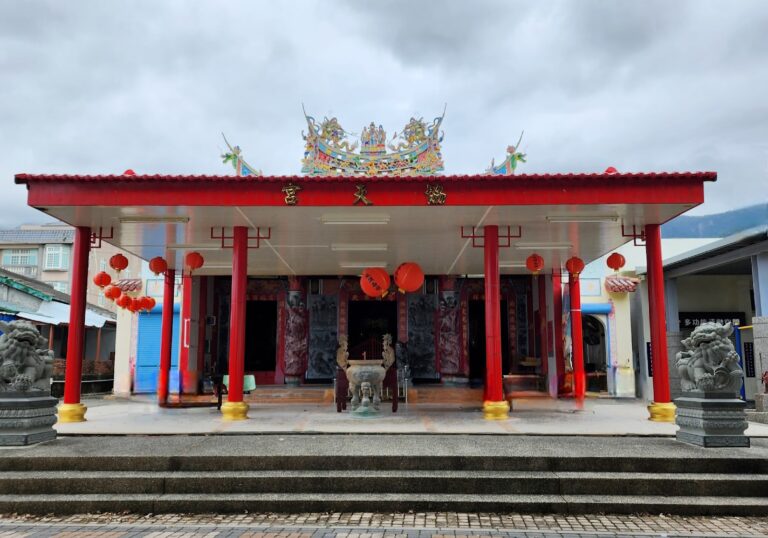 協天宮都蘭媽祖廟廟埕正面全景,紅色廟柱與石獅