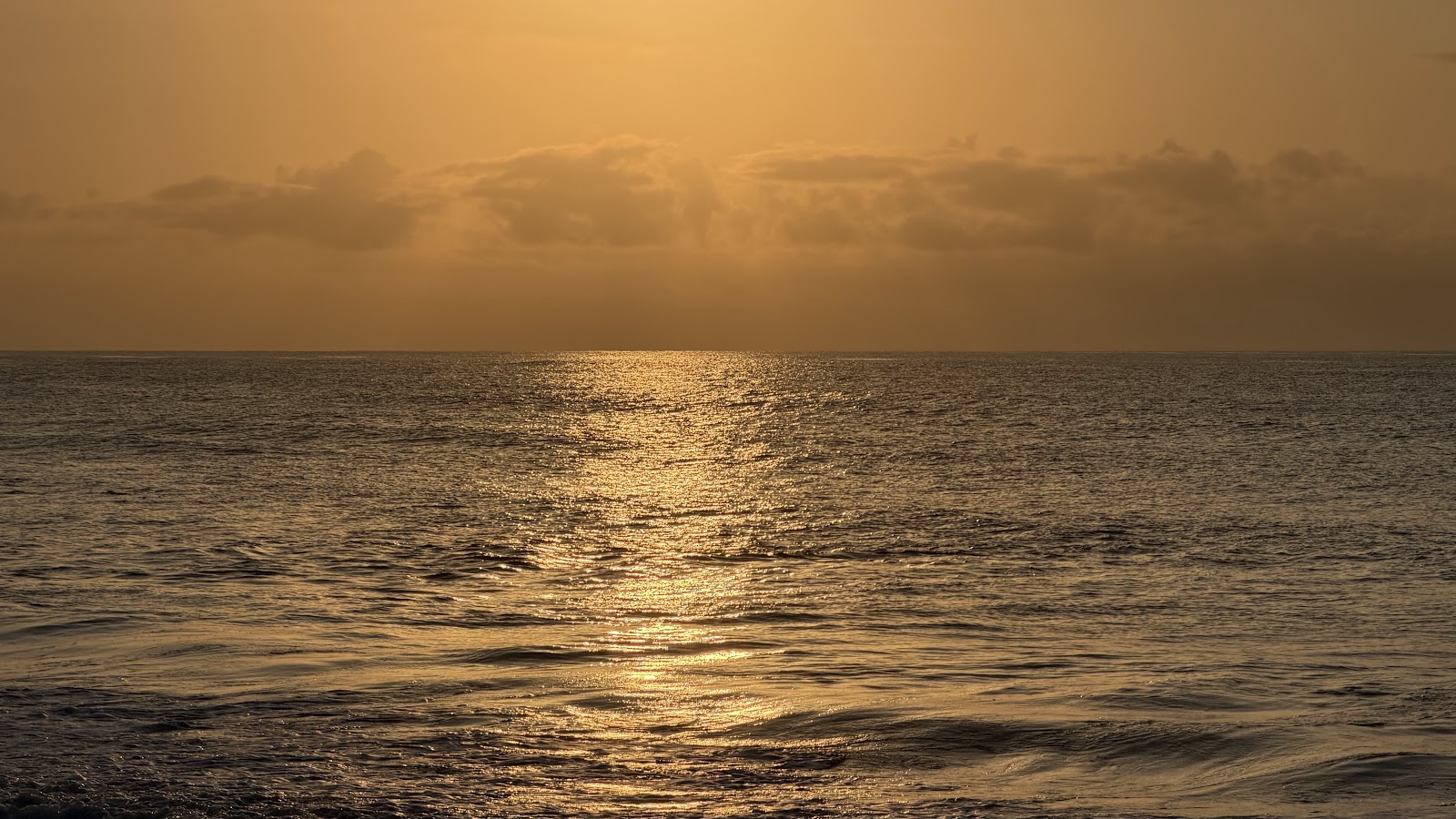 鉛橋海灘金橙色日出海面景色