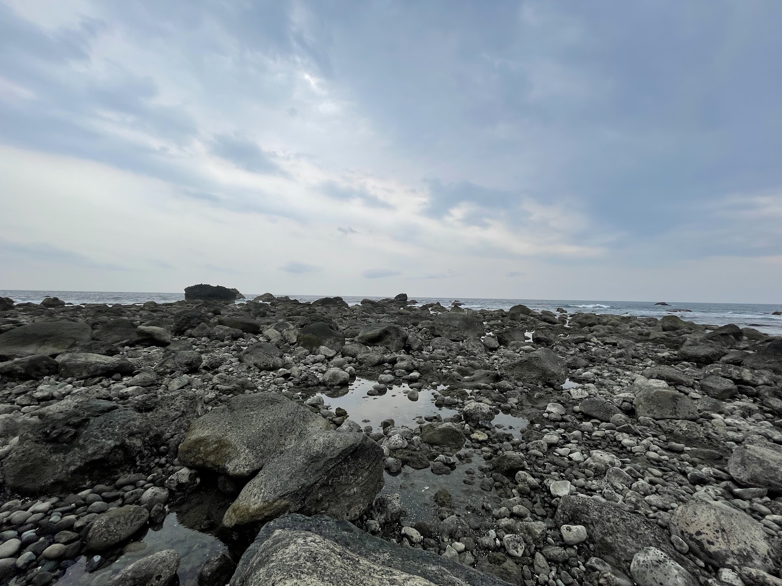 都蘭鼻海灣礫石海岸遠景,海蝕礁岩