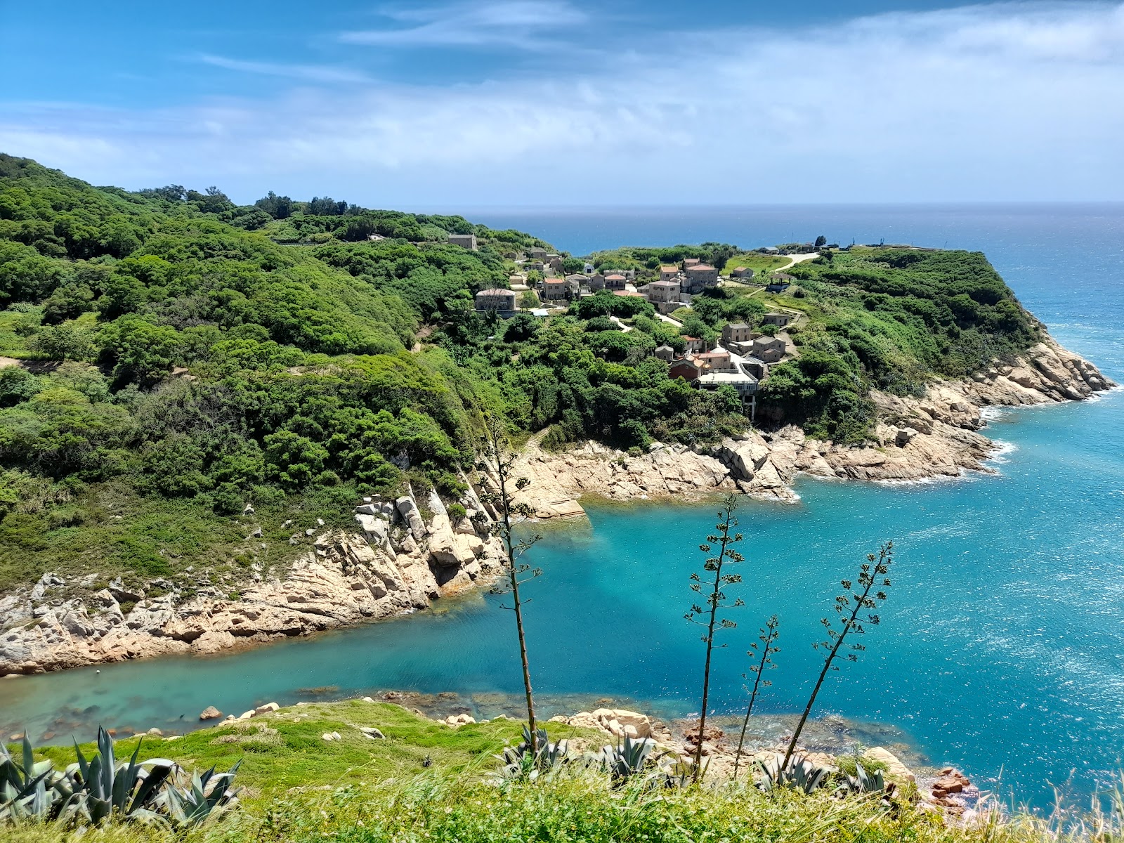 俯瞰大埔村古聚落黃色花崗岩石屋緊鄰海灣