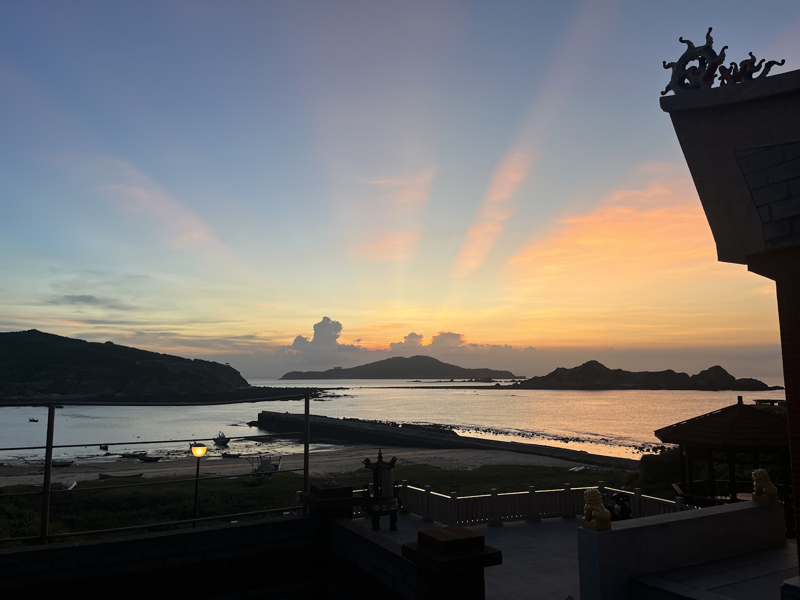 福正境天上聖母廟香爐與福正沙灘夕陽
