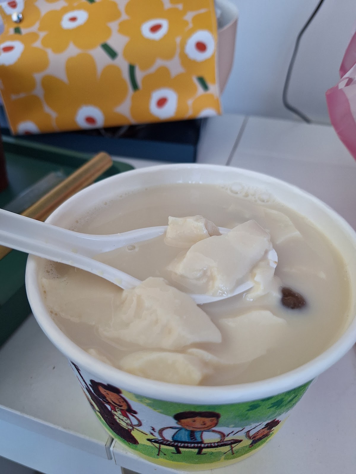 國利豆腐店豆花湯匙舀起特寫