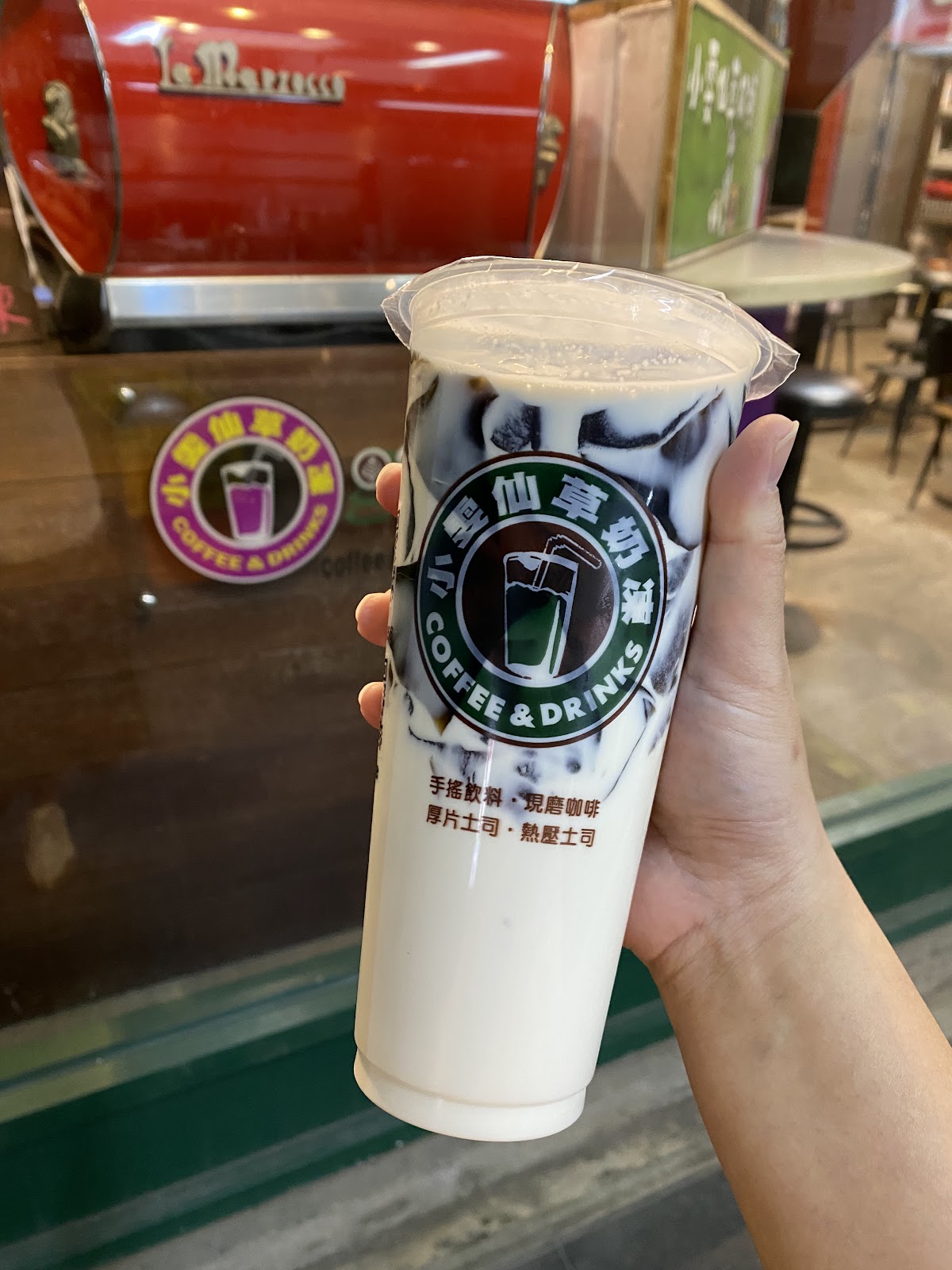 小雯仙草奶凍手持招牌飲品特寫