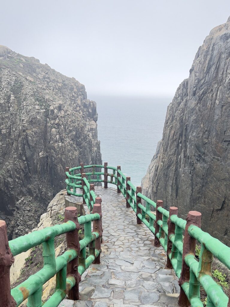 烈女義坑石砌步道通往斷崖峽谷海景