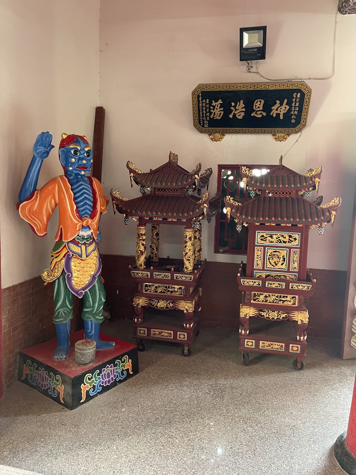 東引中柳天后宮殿內風神爺立像與神轎