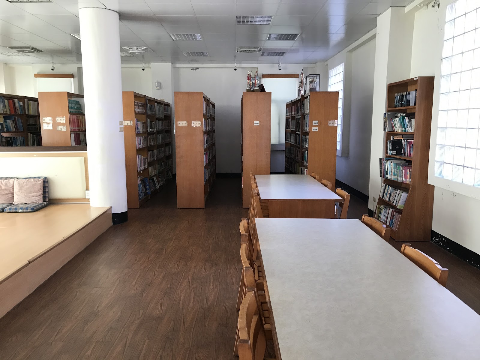 東引鄉圖書館挑高書架與閱覽桌椅