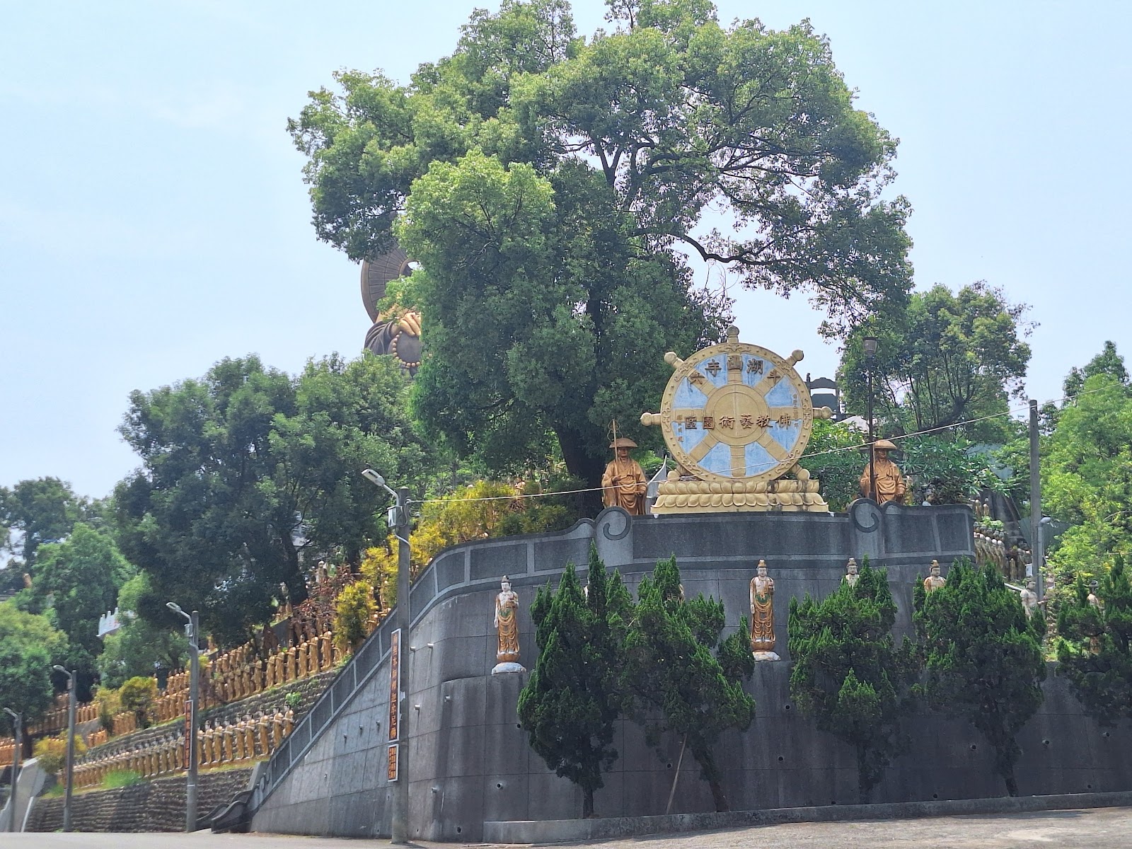湖山寺十方法輪石雕景觀，綠樹環繞的金色法輪