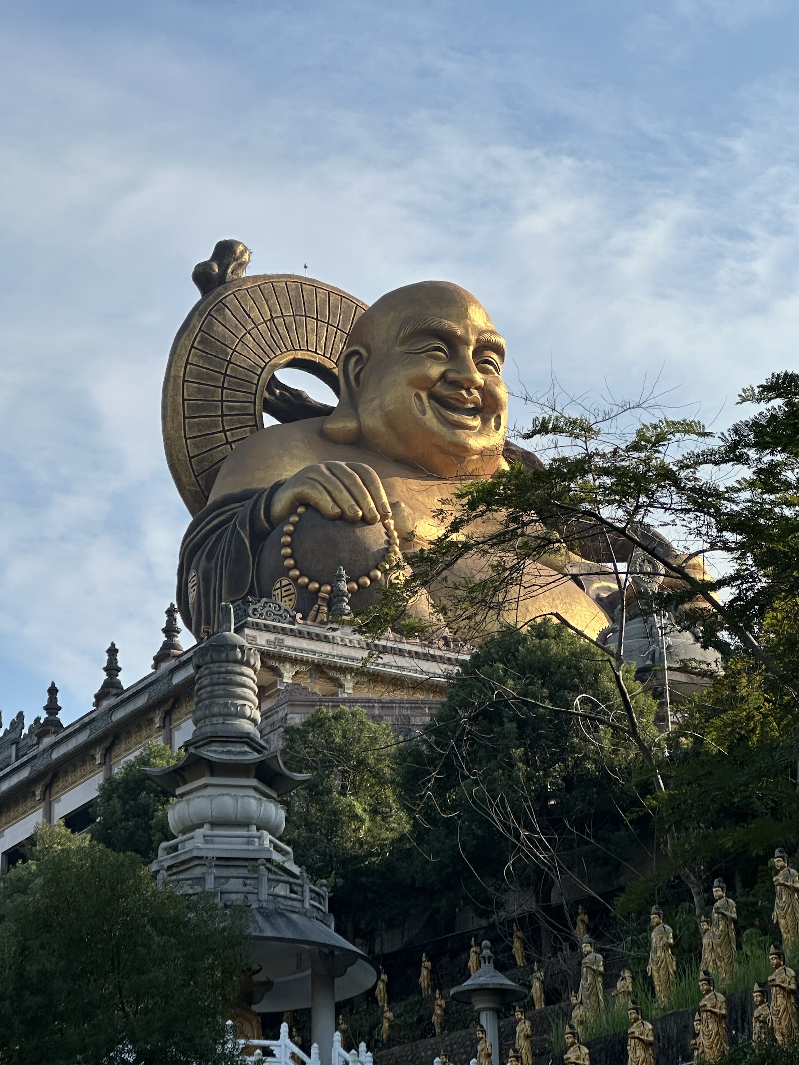 湖山寺巨型金色彌勒大佛像，施工近20年尚未完工