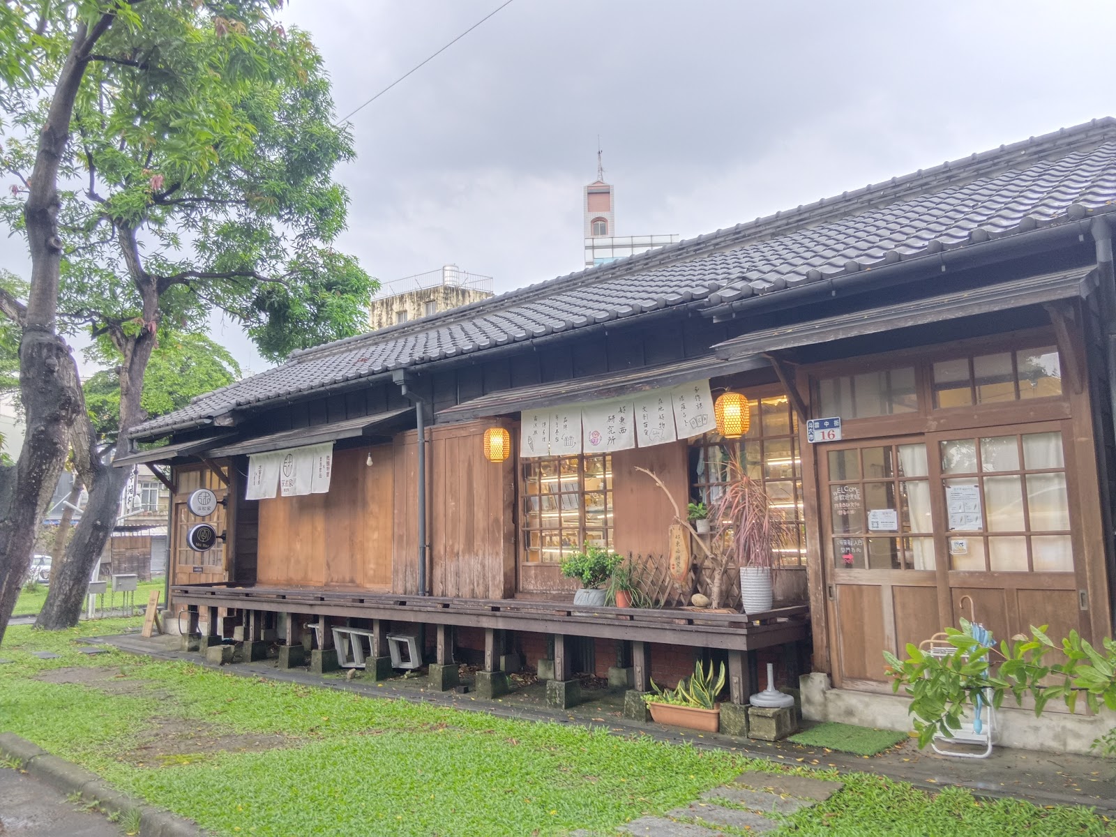 雲中街文創聚落日式木造店舖正面，紅燈籠點亮