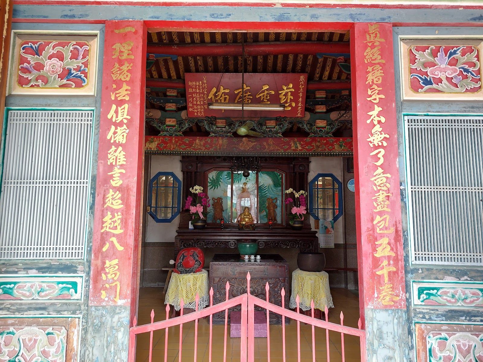 真一寺內殿神龕特寫，供奉金色佛像與鮮花