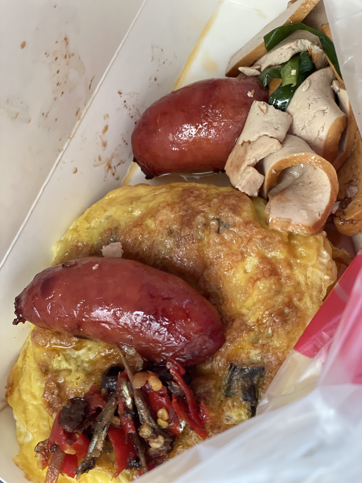 大呷陳魯肉飯香腸滷蛋小菜特寫