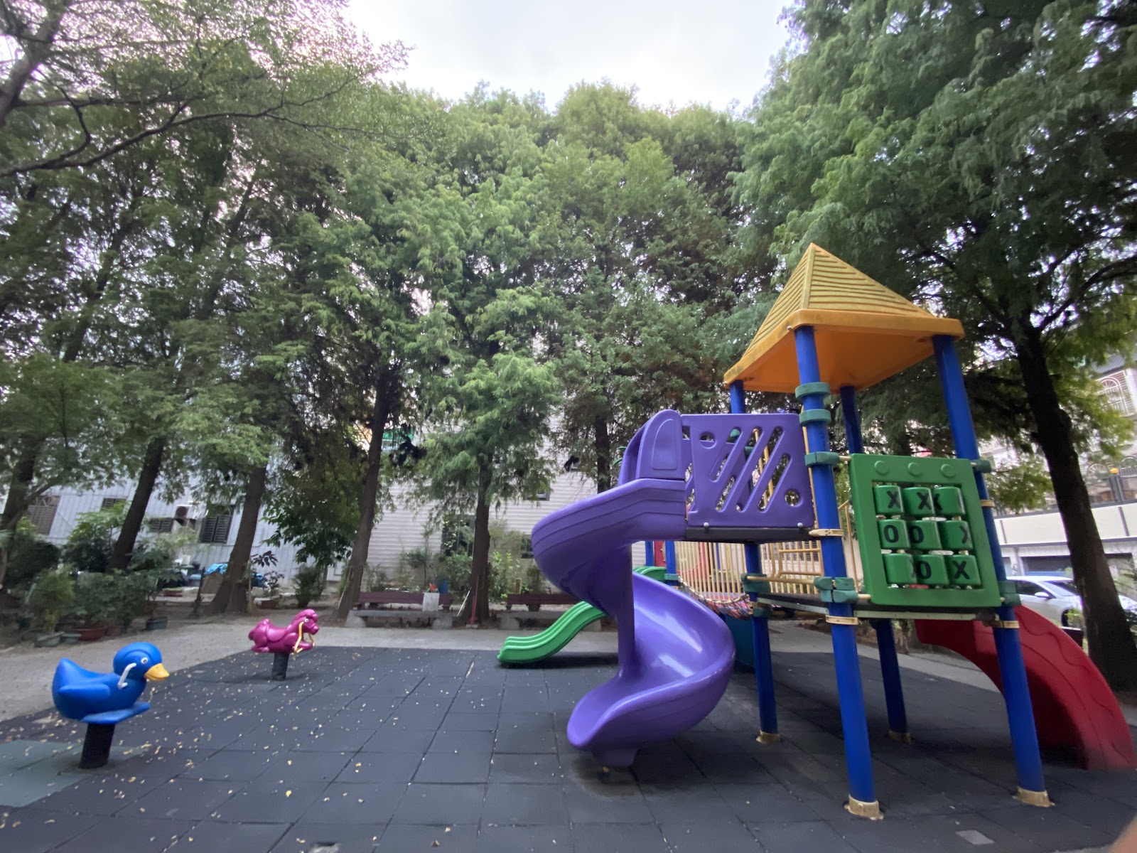 雲林斗南他里霧埤公園－公園內色彩鮮艷的兒童遊樂設施