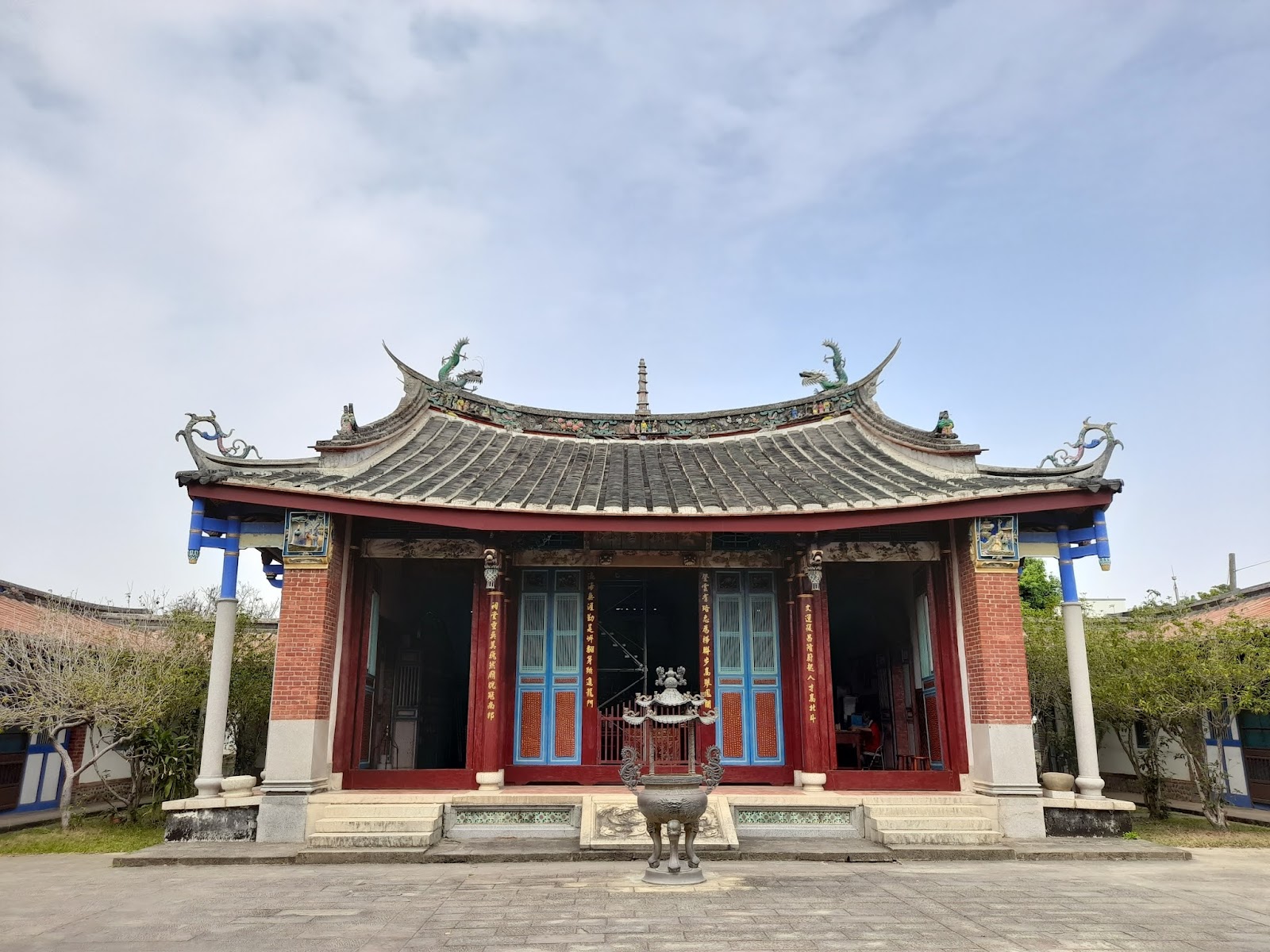 登瀛書院古樸外觀,白牆黑瓦格局完整,草屯新庄里縣定古蹟