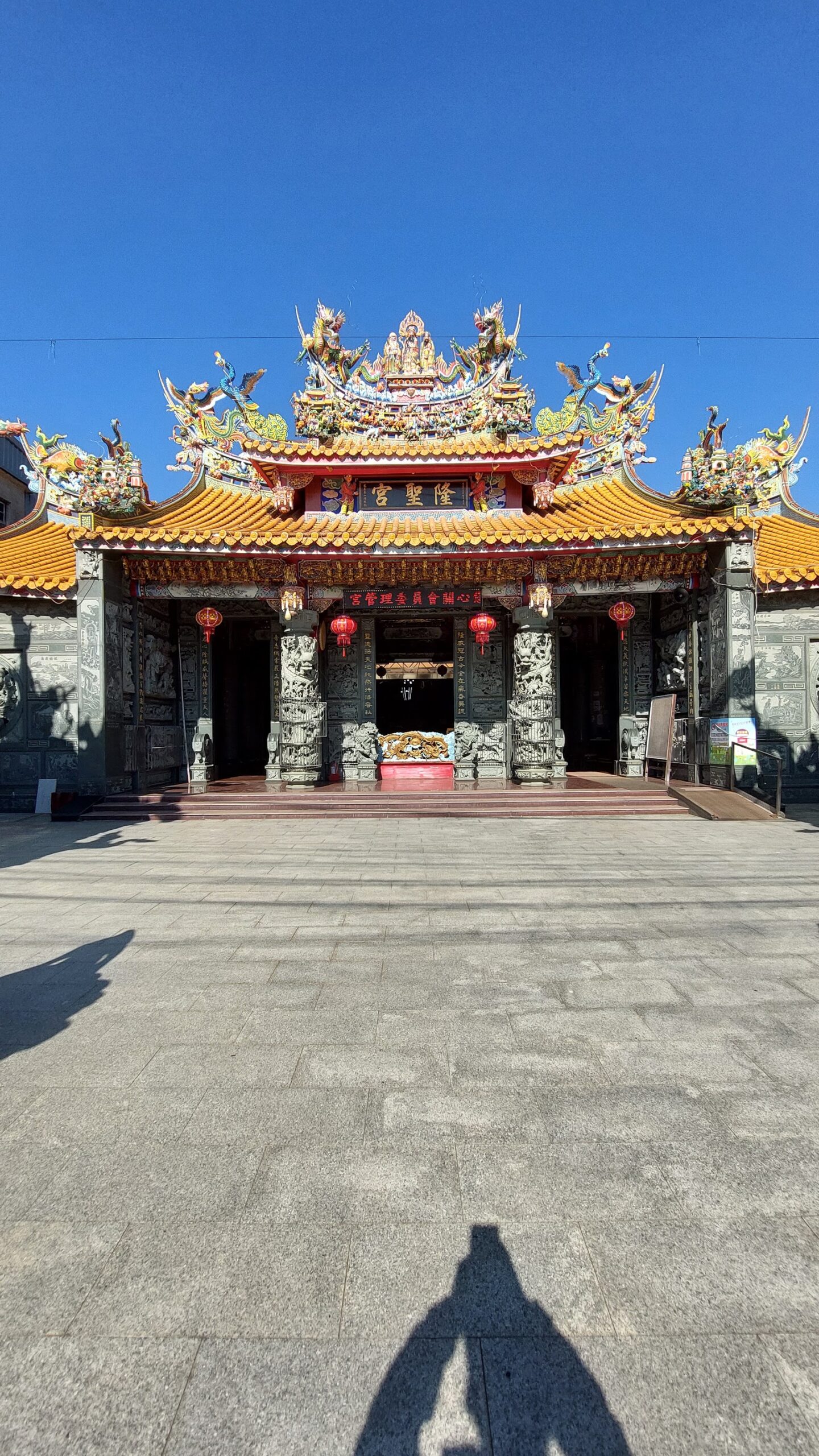 富興隆聖宮廟宇正面全景金黃琉璃瓦頂