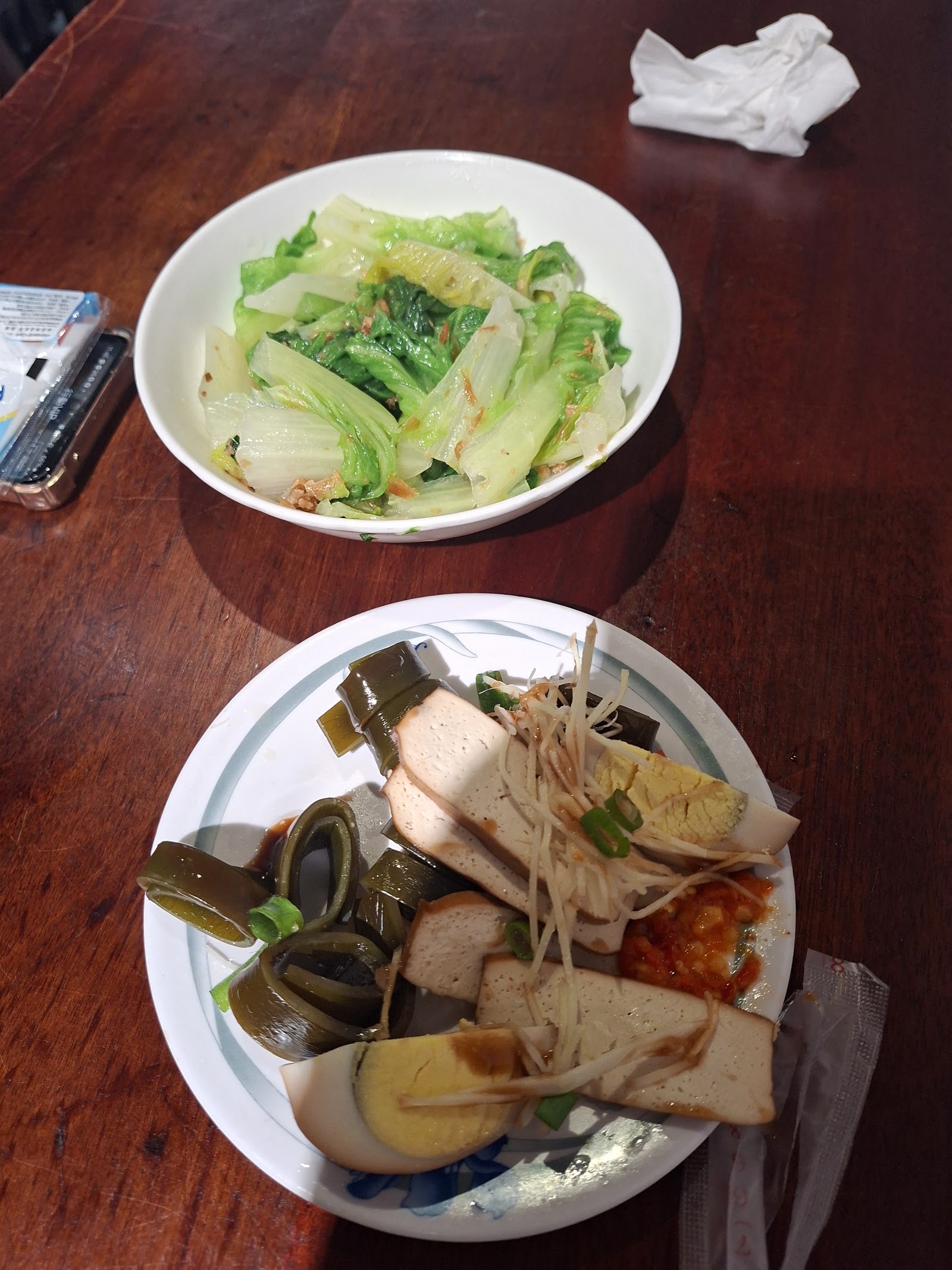 老屋客家美食滷味拼盤與燙青菜
