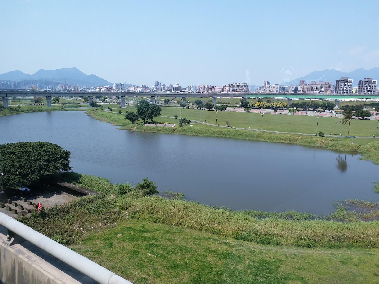 二重疏洪親水公園高架橋上俯瞰湖景公園全景