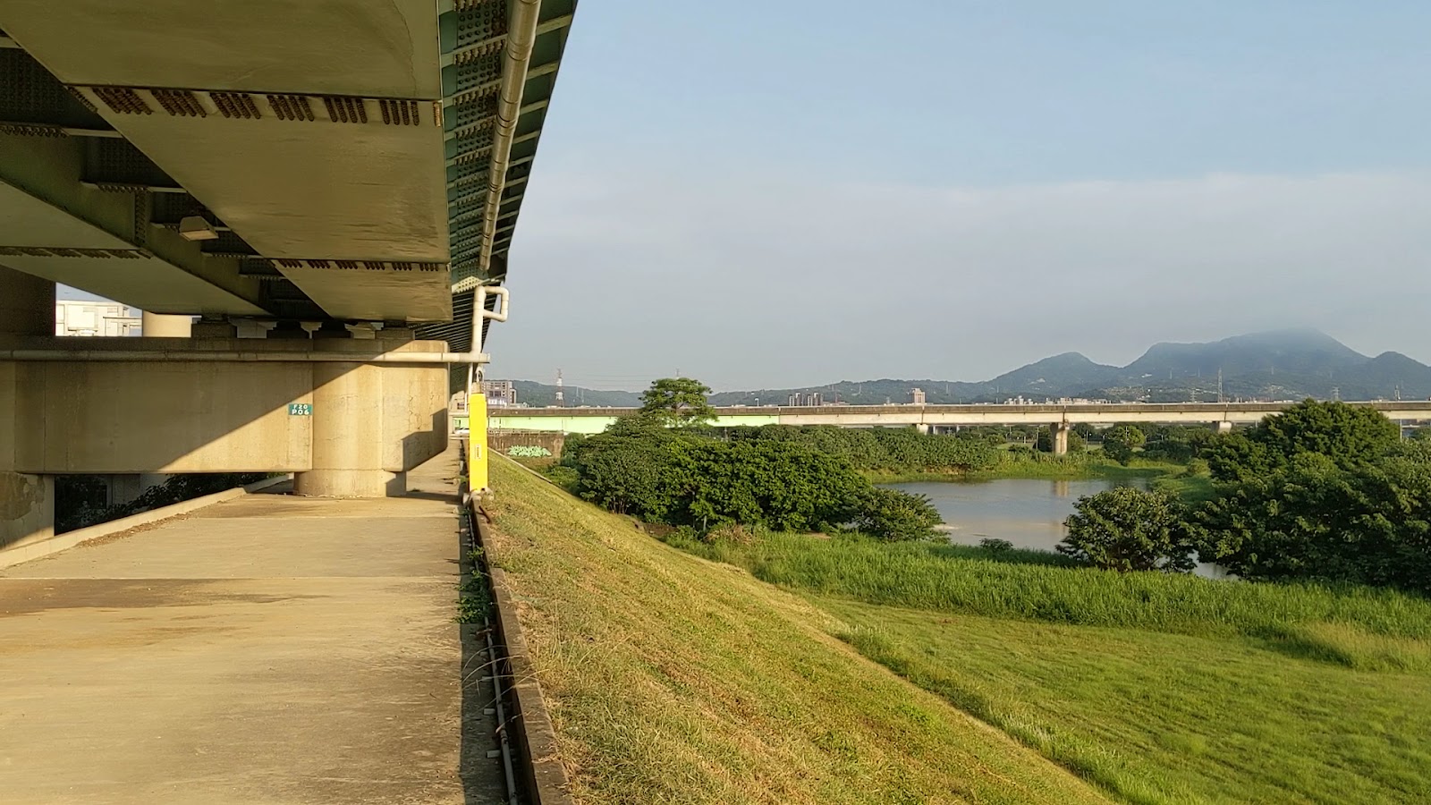 二重疏洪親水公園橋下河濱步道夕陽景色