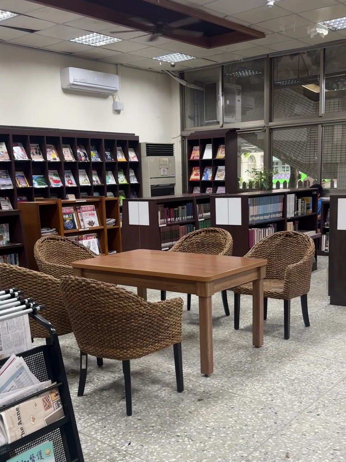二林鎮立圖書館館內閱覽區
