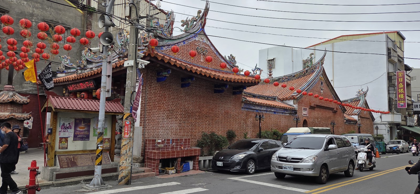 二林仁和宮側面燕尾翹脊紅磚牆