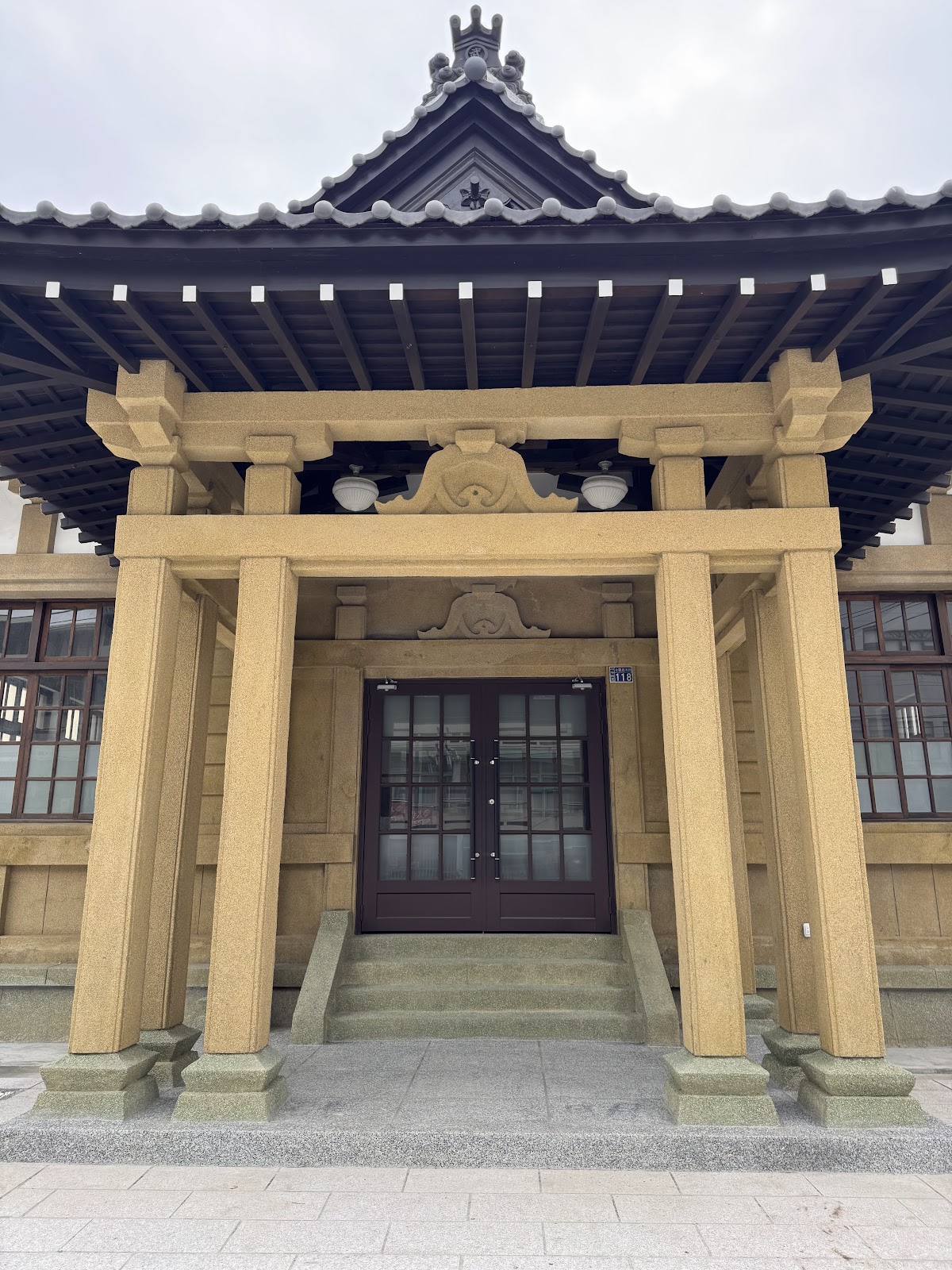 二林武德殿木質門廊特寫