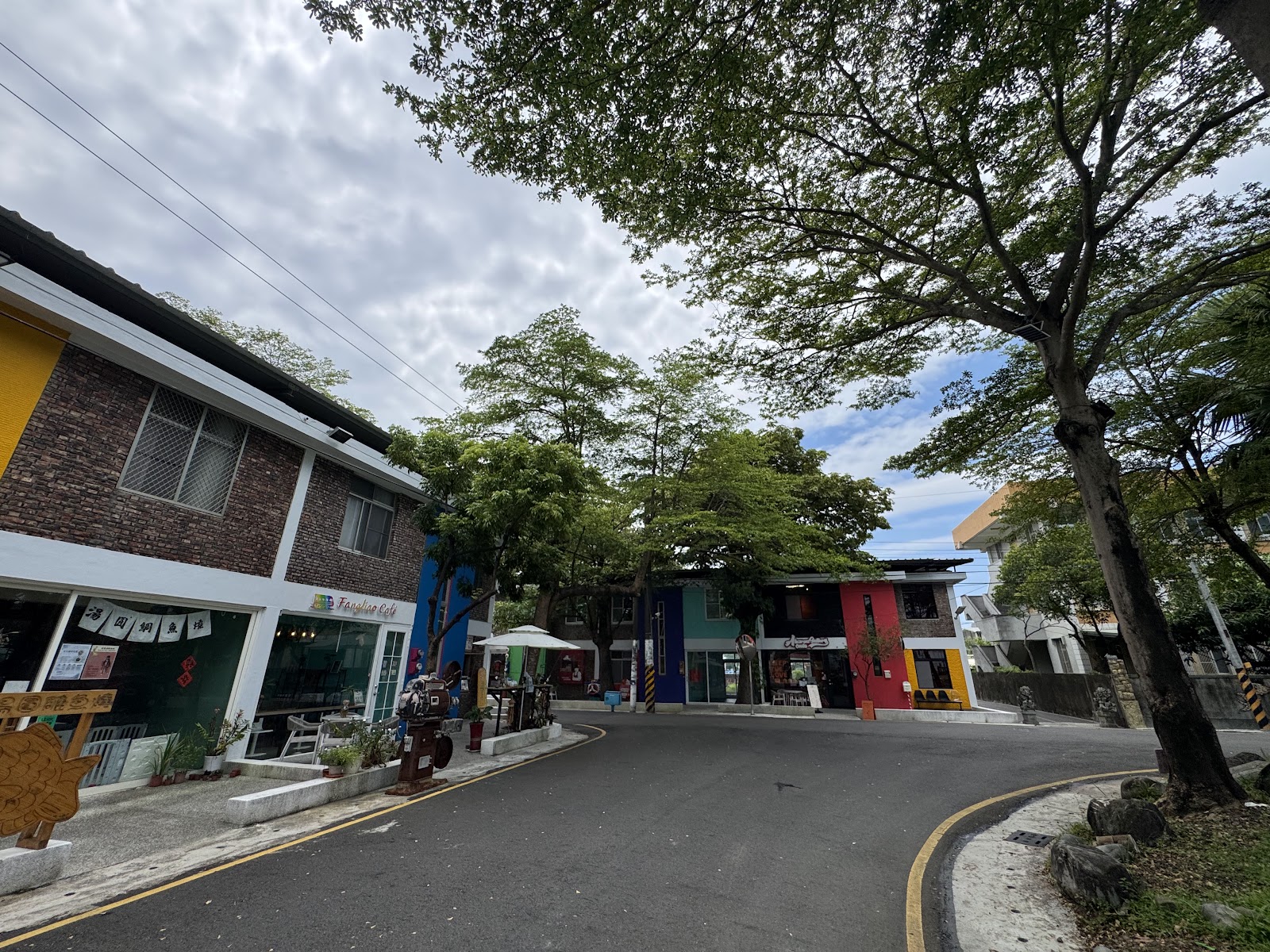 枋寮彩虹藝鐵園區街角咖啡廳與彩色老屋