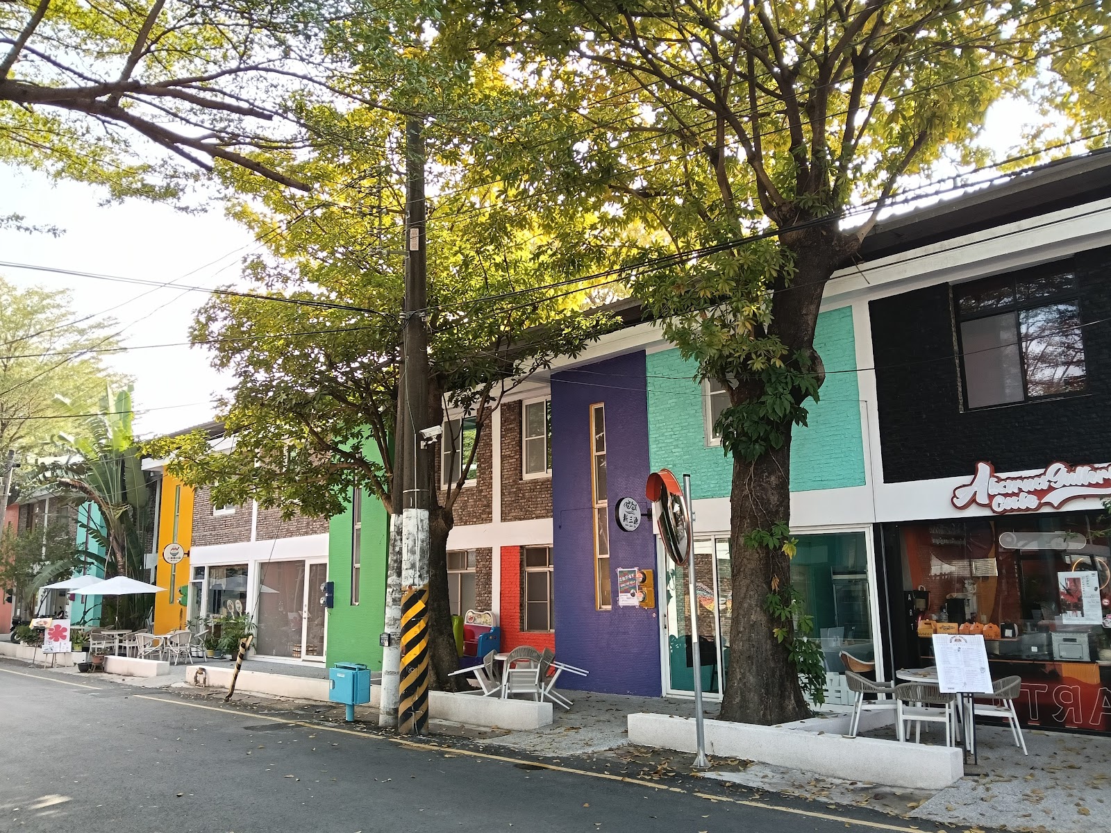 枋寮彩虹藝鐵園區彩色老屋立面與招牌