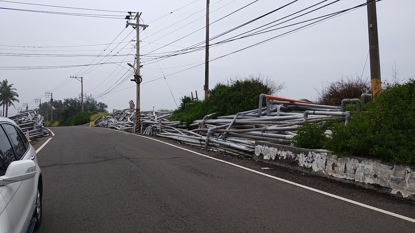 枋寮水管牆沿產業道路堆疊的魚塭海水管線