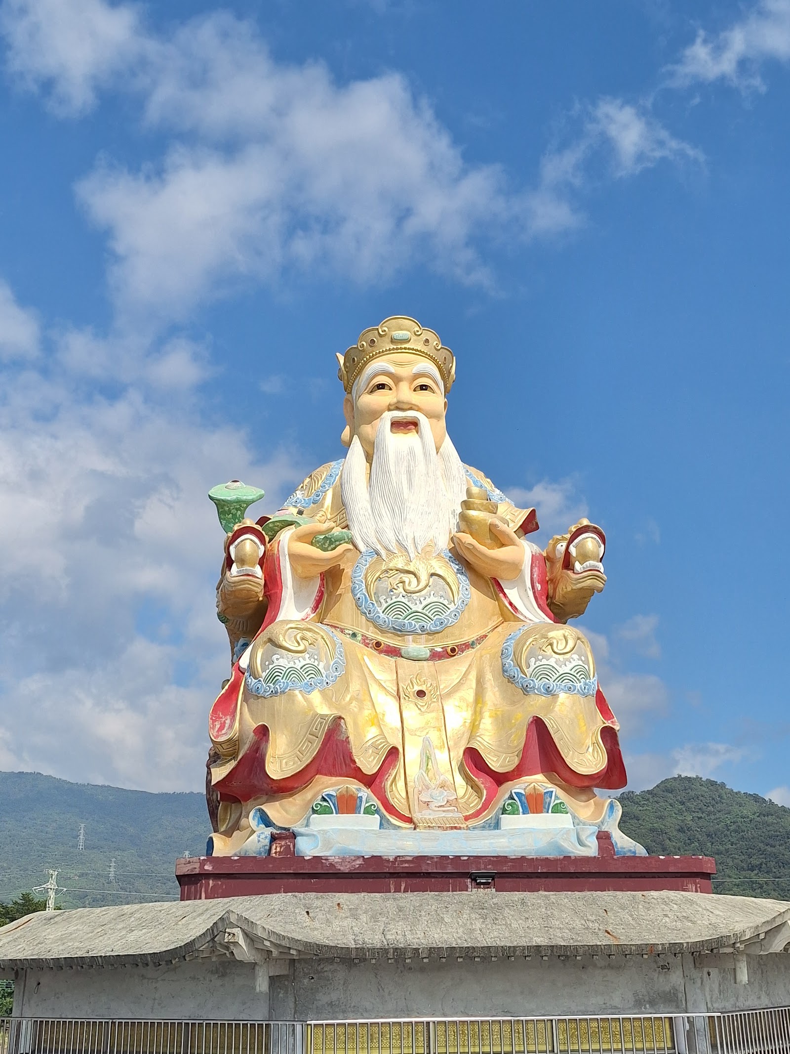 枋山南海觀音寺的金色土地公神像