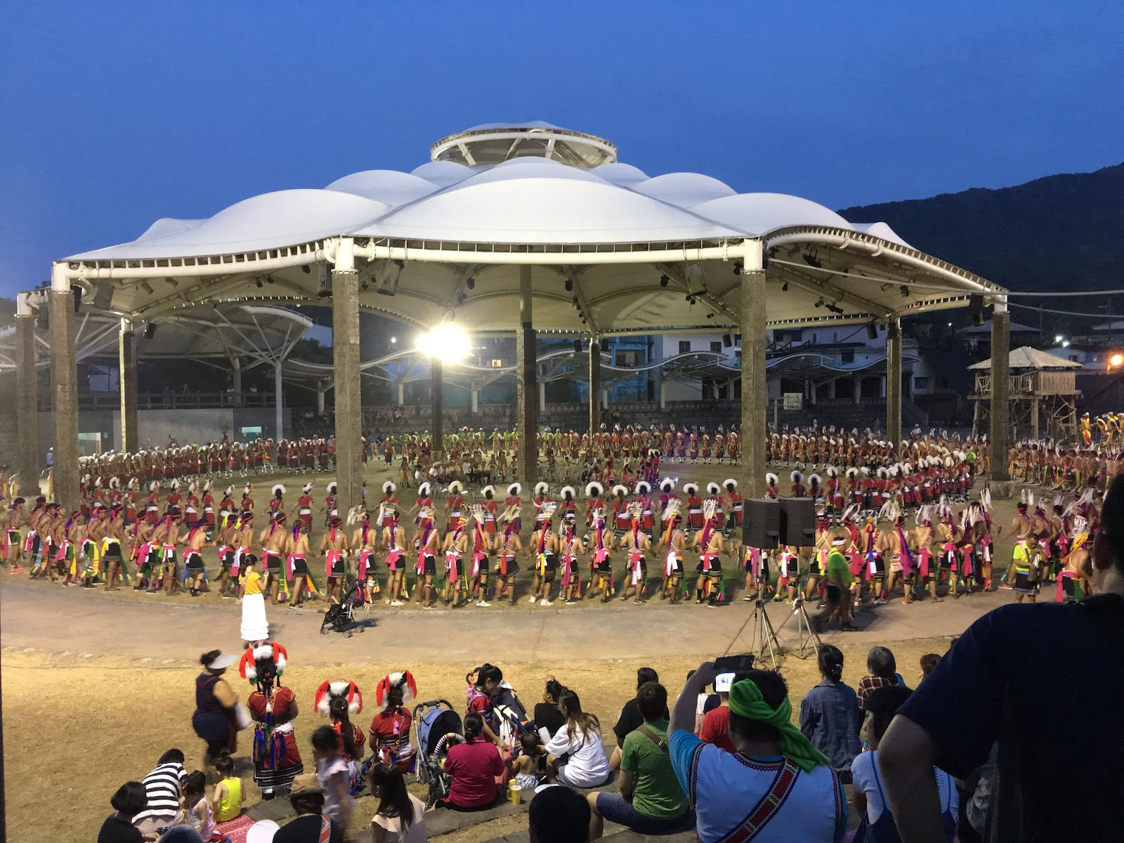 FAKONG貓公部落聚會所豐年祭傍晚場景