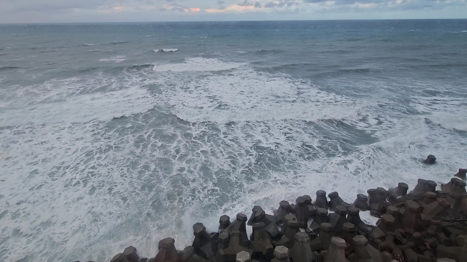 來去噶瑪蘭餐廳眺望海浪拍打消波塊