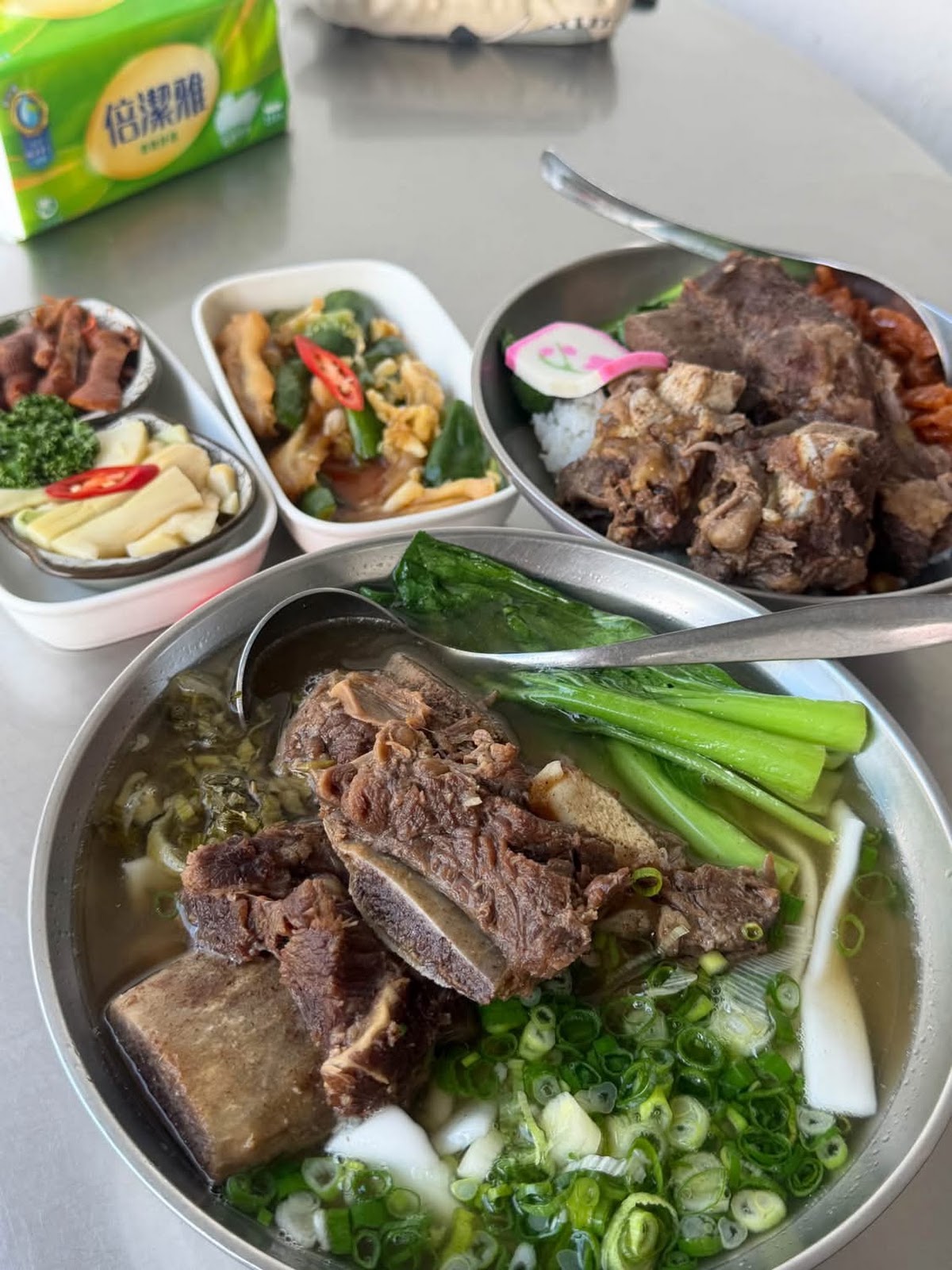 孫叔叔牛骨牛肉麵與滷味小菜便當全景