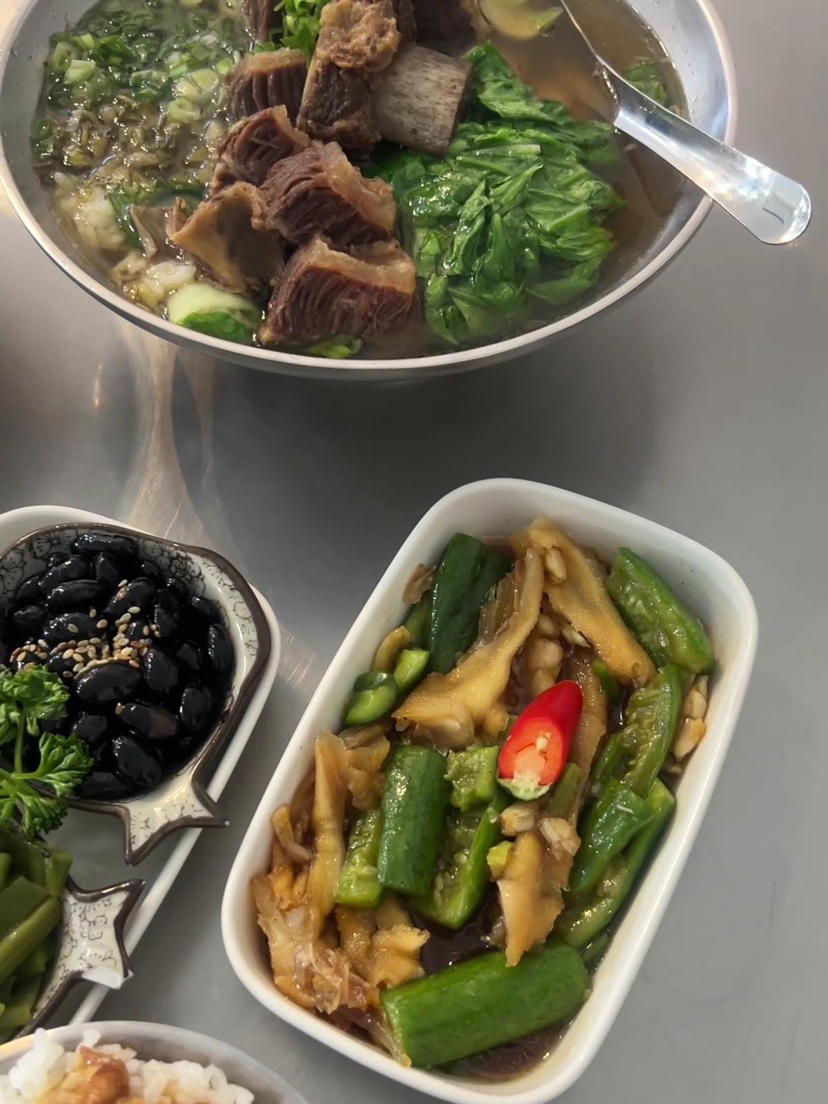孫叔叔牛骨牛肉麵湯麵特寫，牛骨肉塊與青蔥