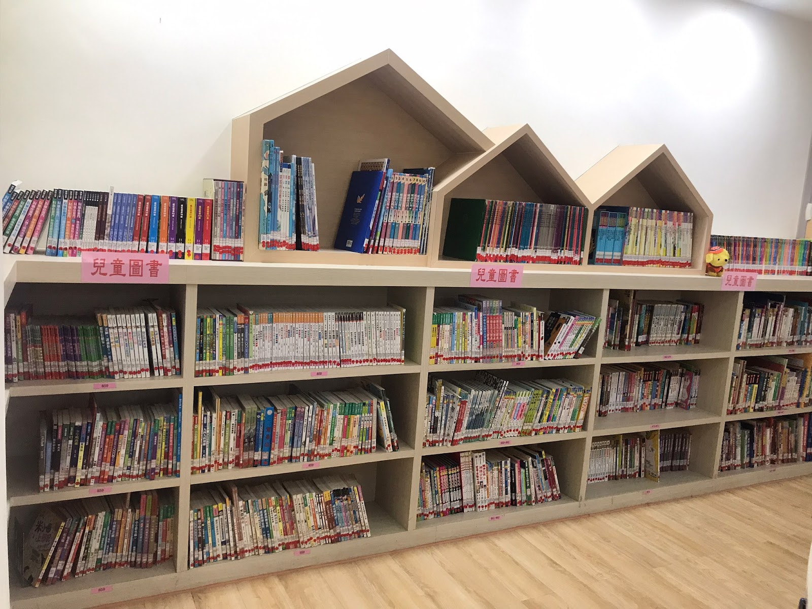鳳林鎮立圖書館兒童閱覽區屋子造型木質書架