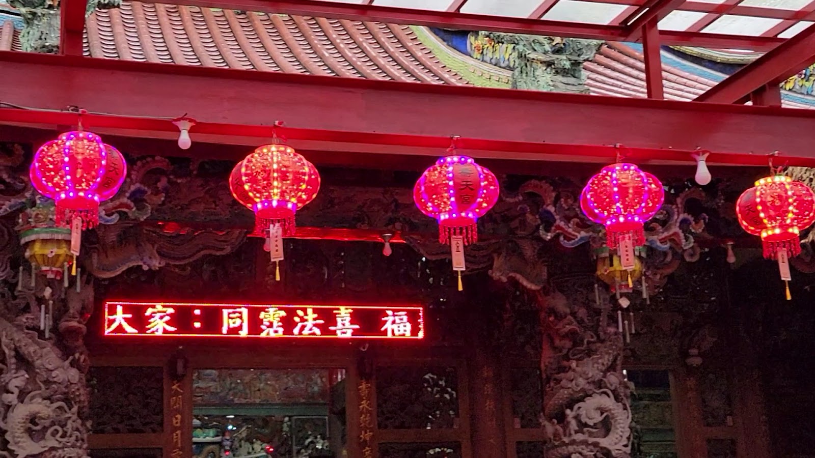 鳳林壽天宮廟內懸掛的紅色燈籠與電子跑馬燈