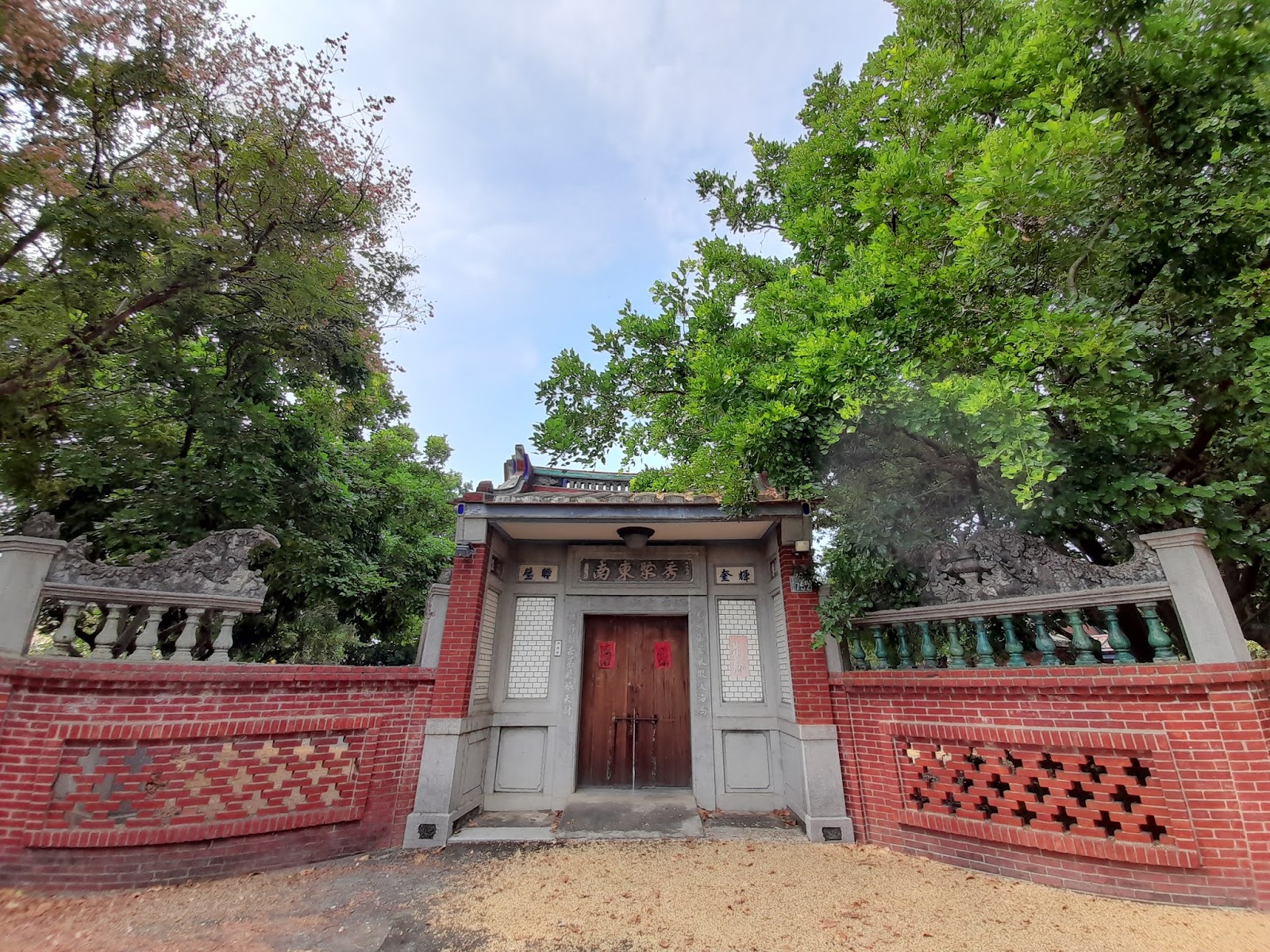 敷榮堂大門林間景致,古厝與自然景觀相映