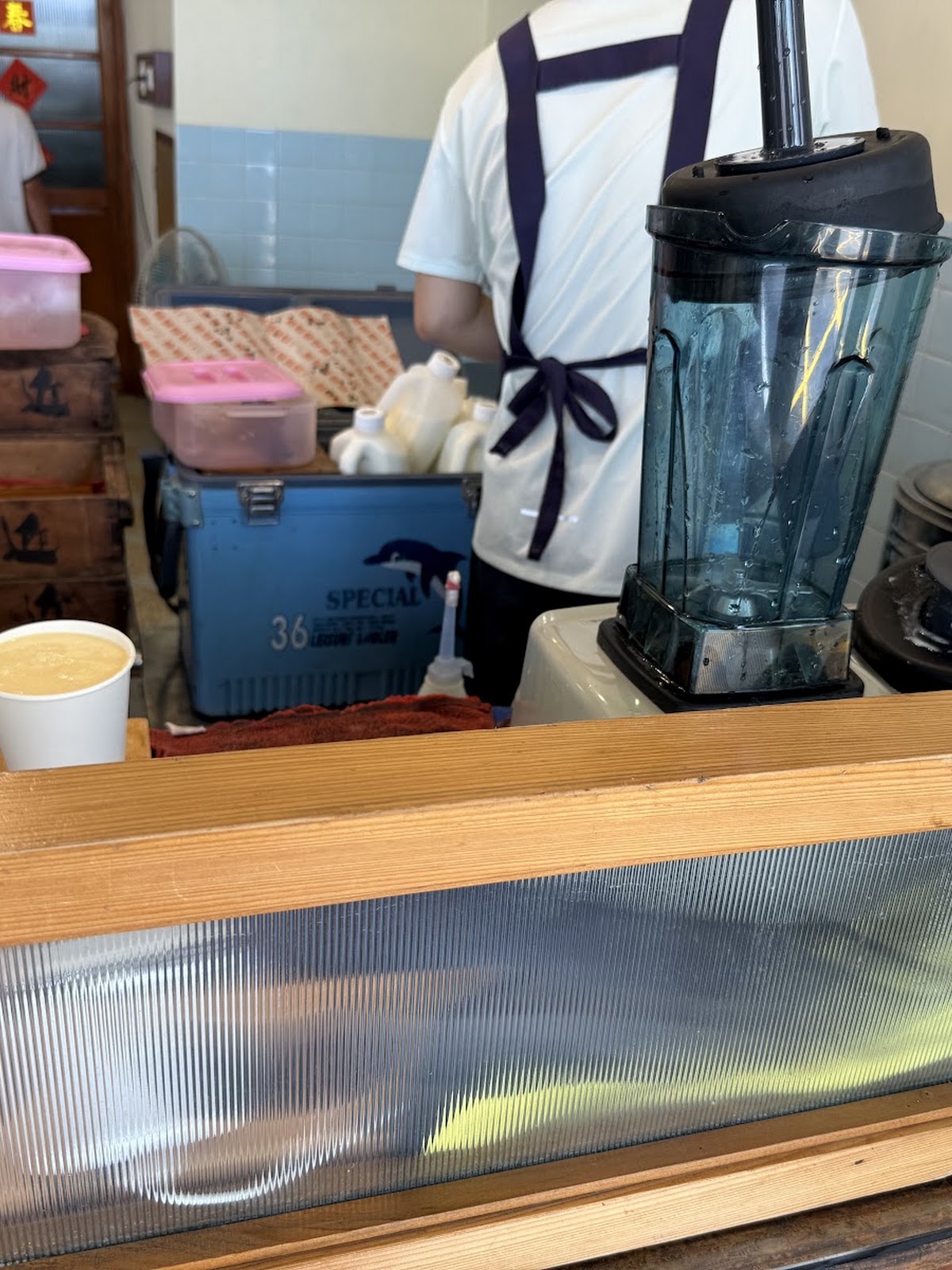 角板山水蜜桃冰沙創始店吧台製作